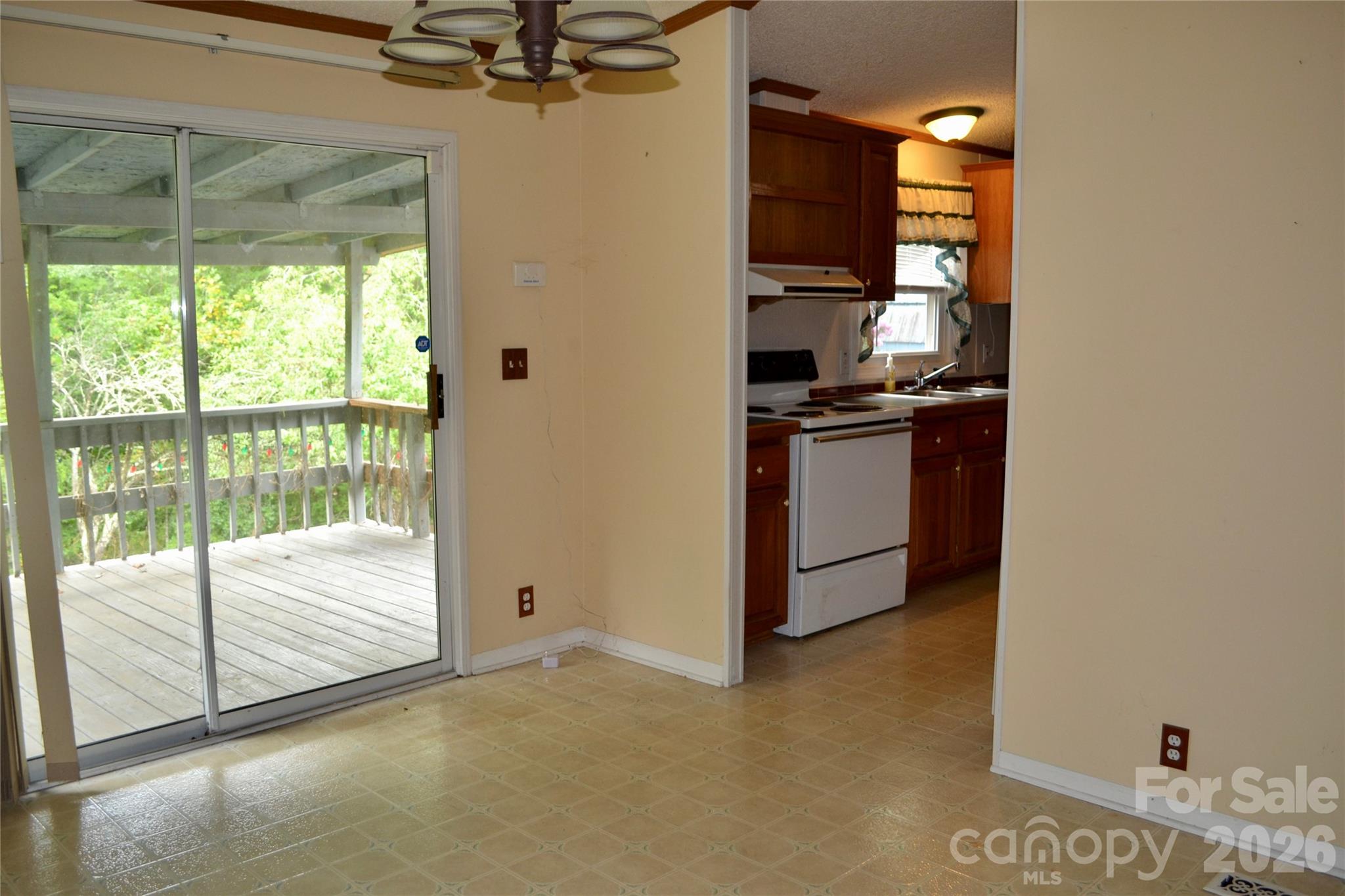 4851 Mounira Avenue — Hickory