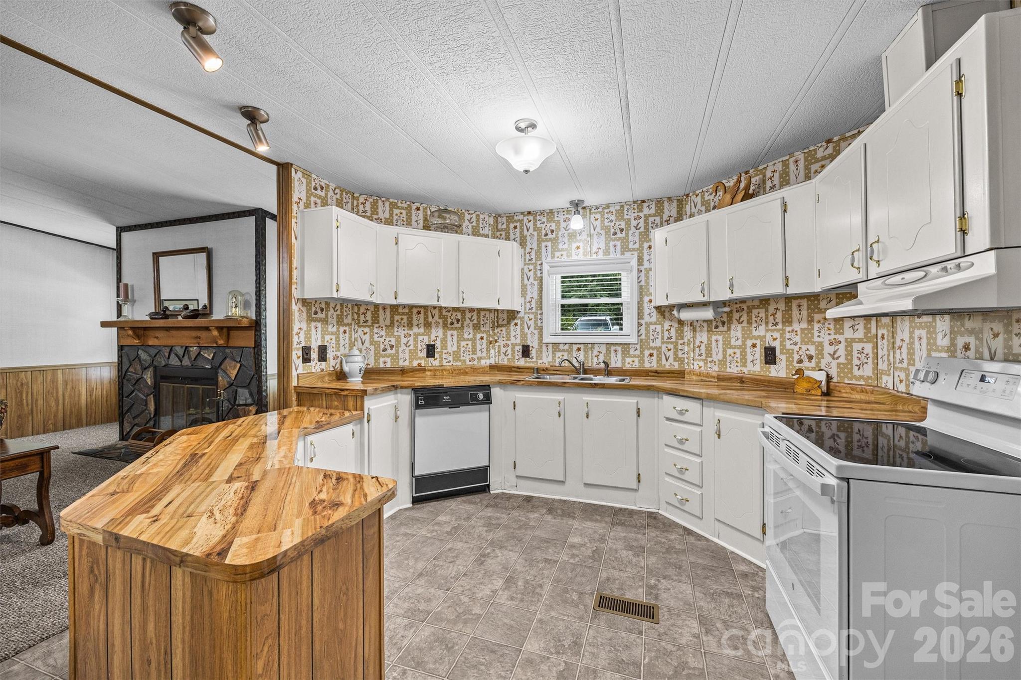 2071 Chameleon Road #156 — York