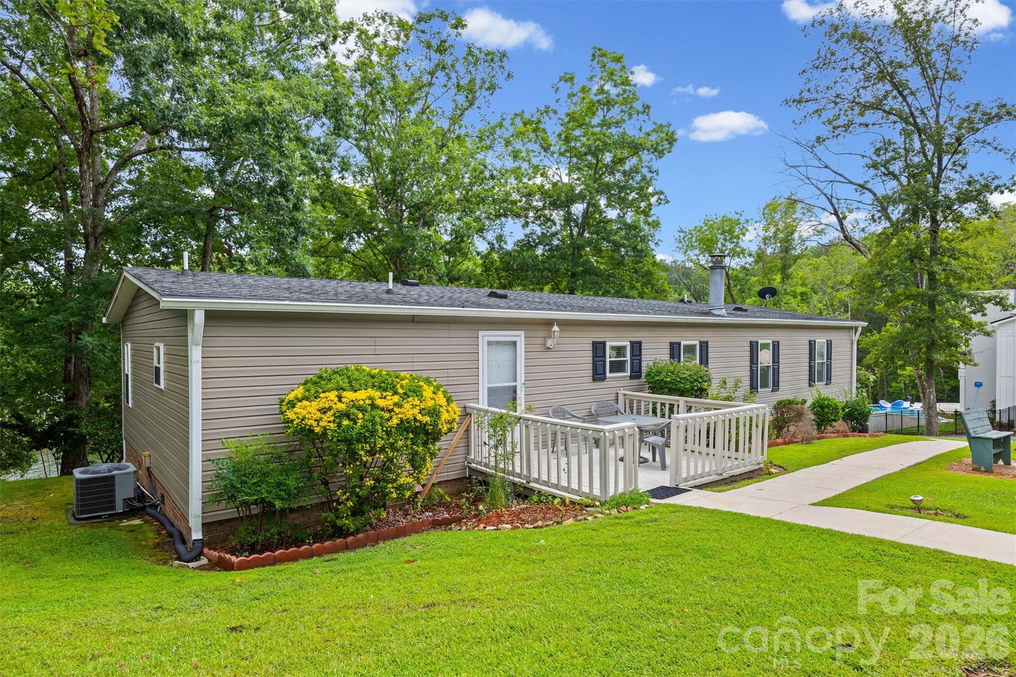 2071 Chameleon Road #156 — York