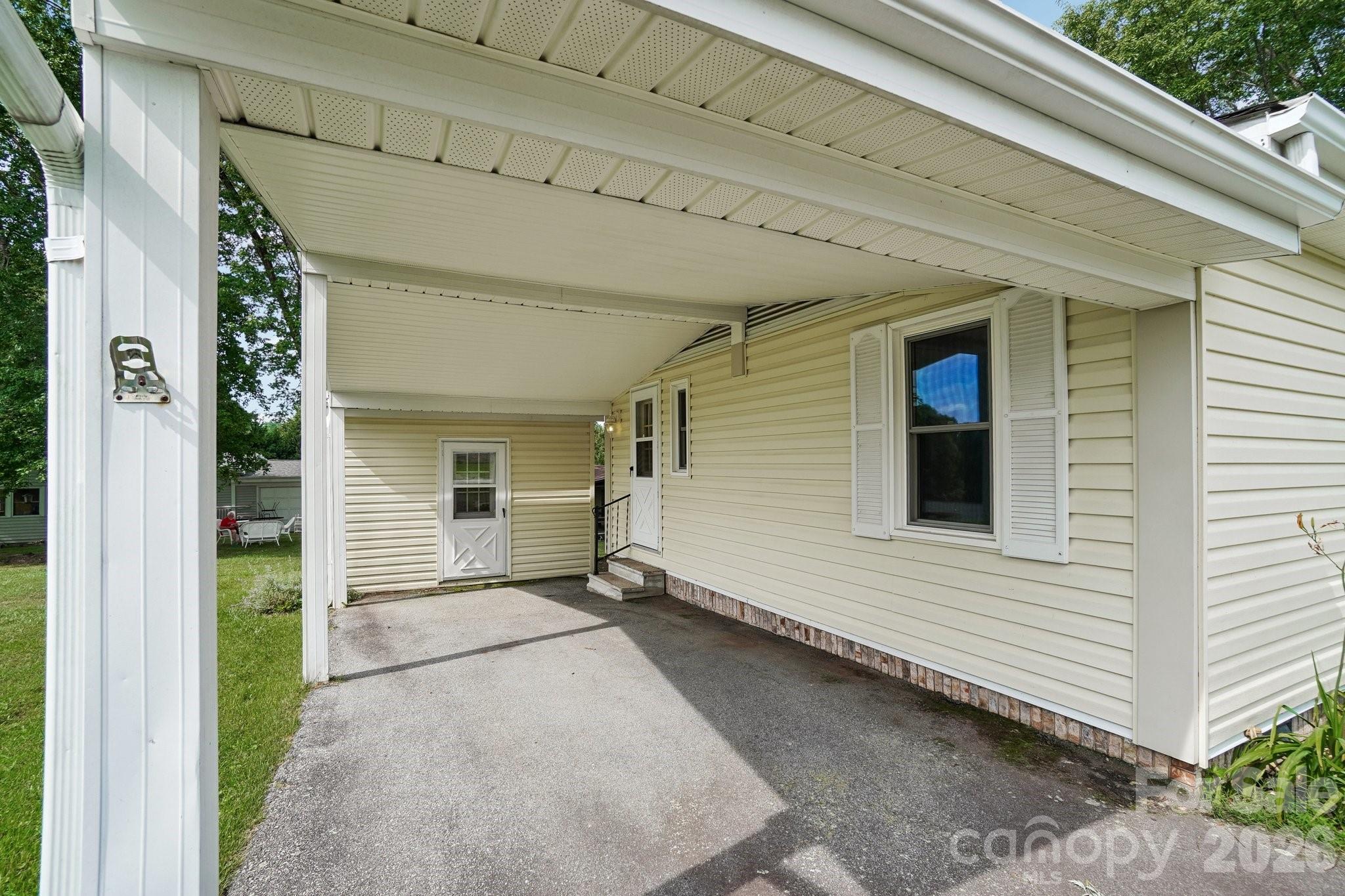 303 Meadowbrook Court — Hendersonville