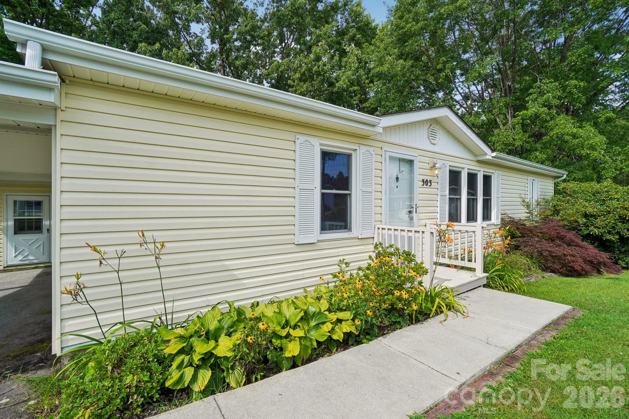 303 Meadowbrook Court — Hendersonville