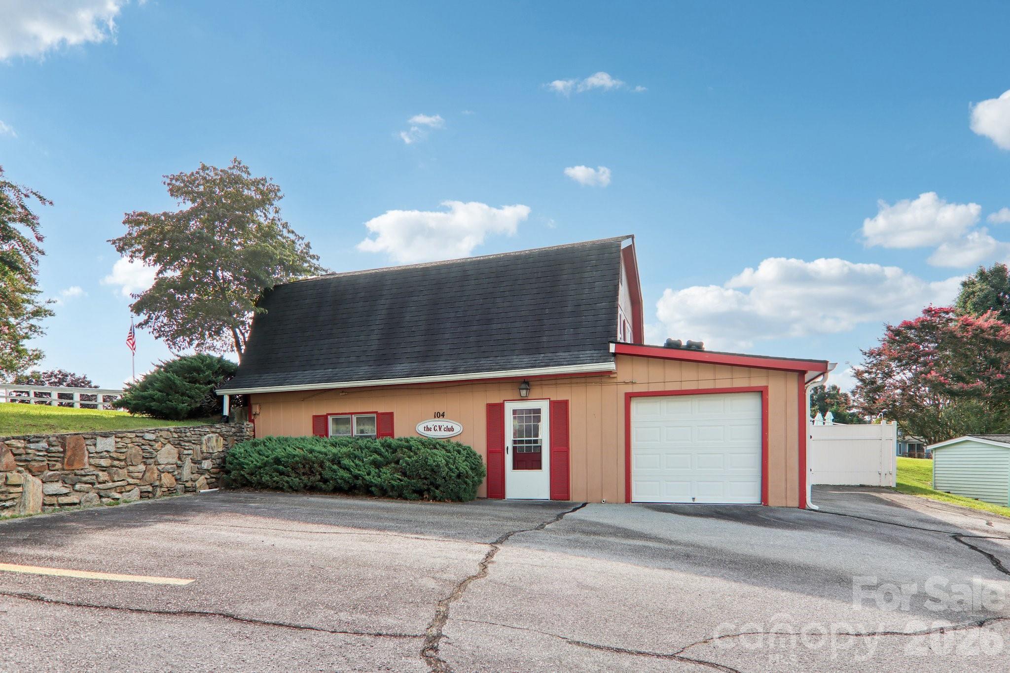 303 Meadowbrook Court — Hendersonville