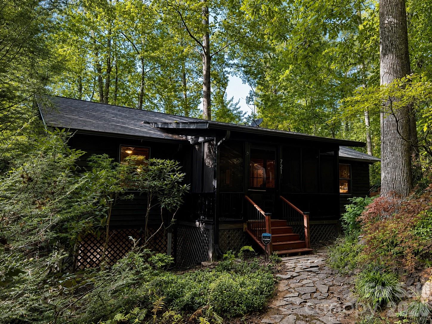 721 Bear Creek Lane — Saluda