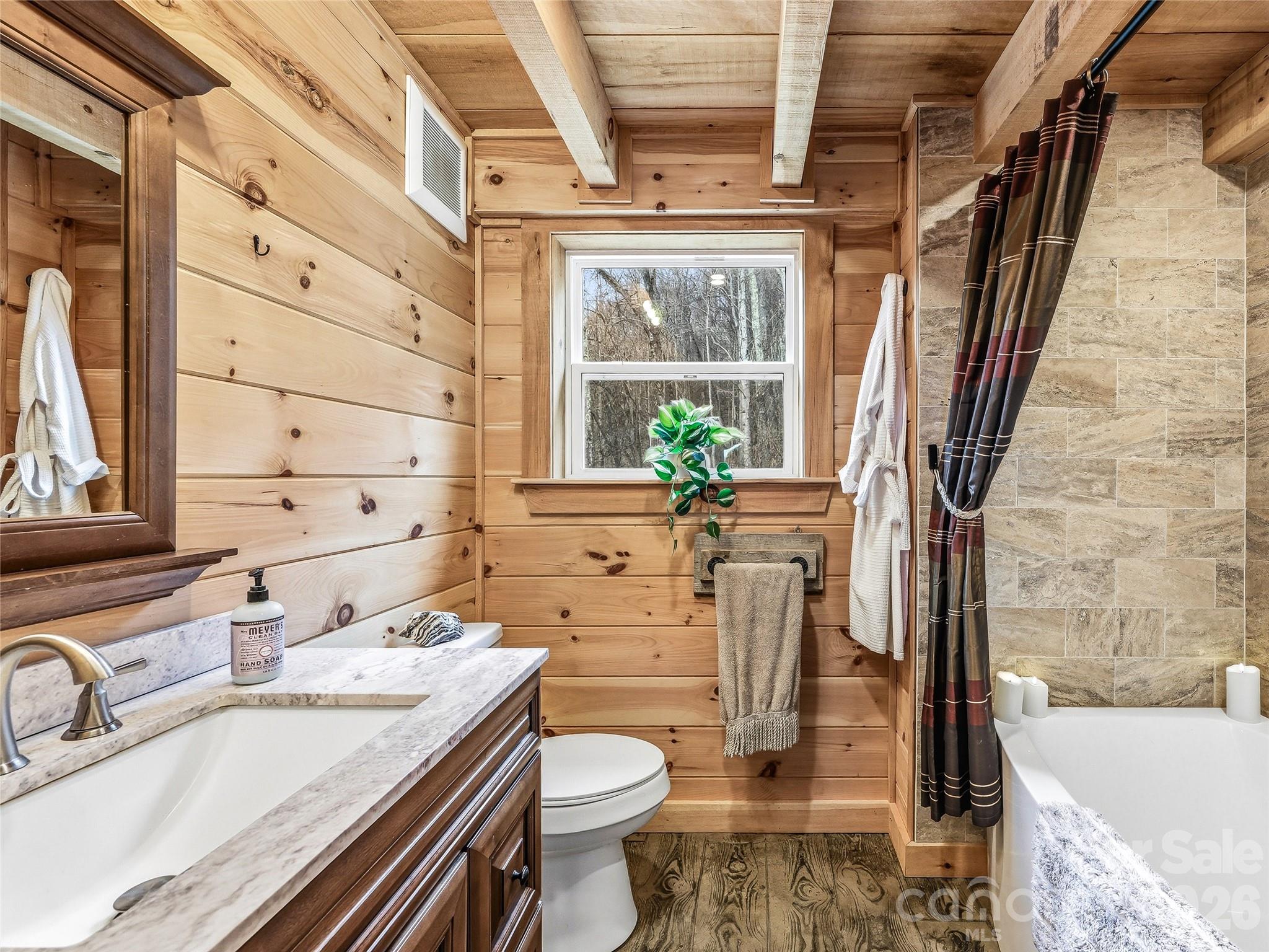 131 White Oak Way — Hot Springs