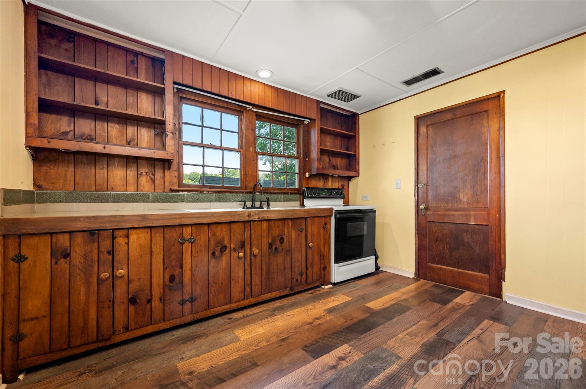 720 Sylvan Boulevard — Hendersonville