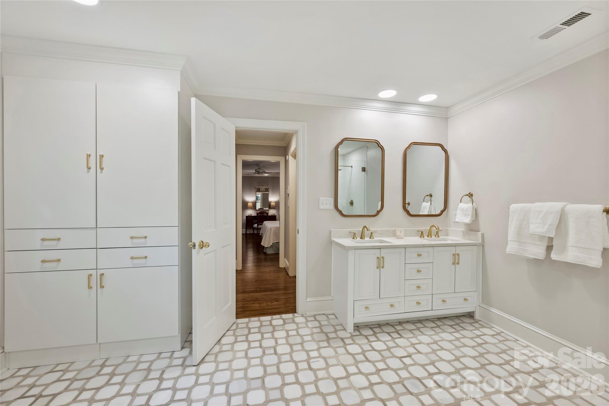 246 S Canterbury Road — Charlotte