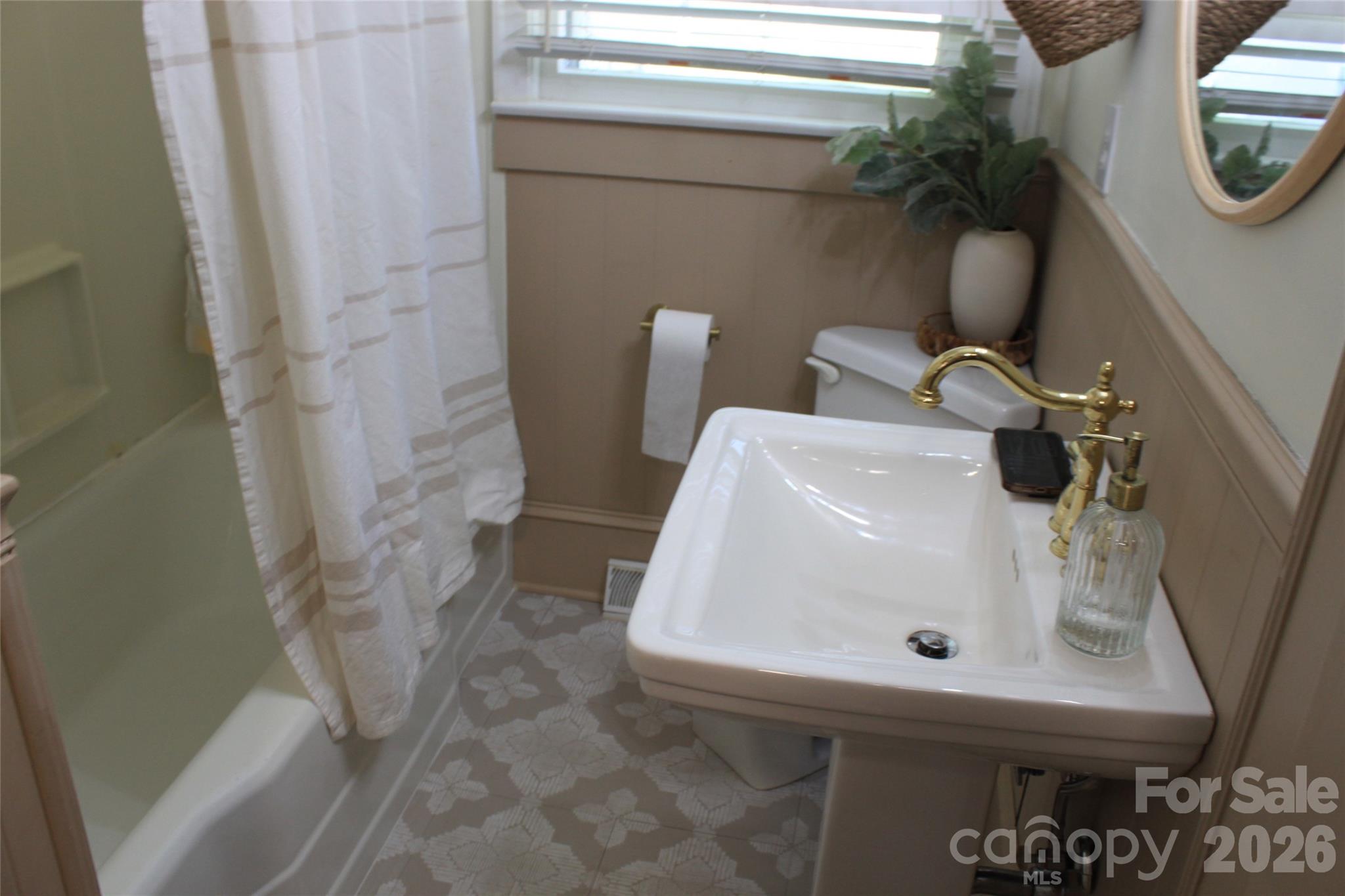 206 Bentwood Drive — Forest City