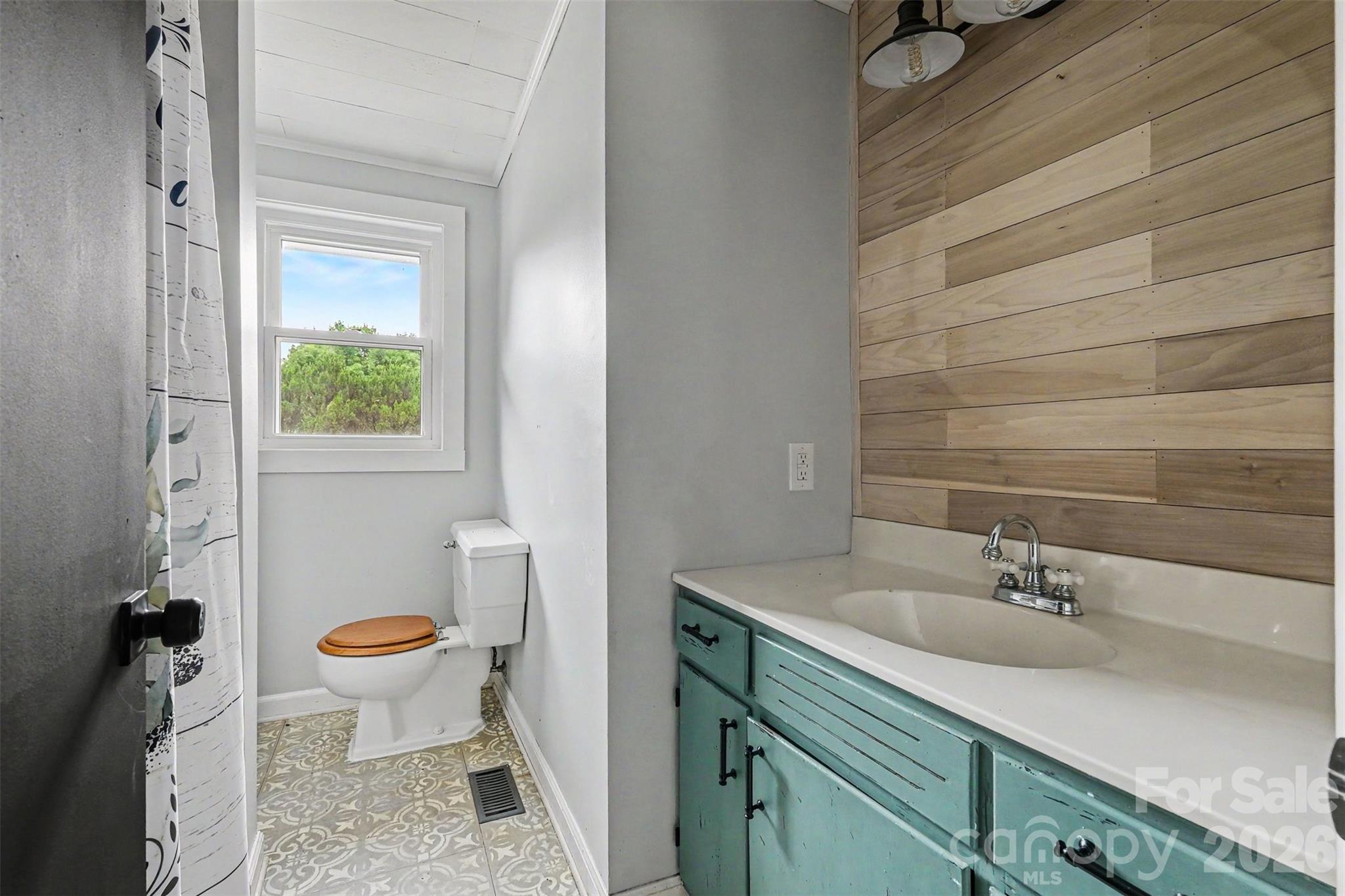 2310 24th Avenue NE — Hickory