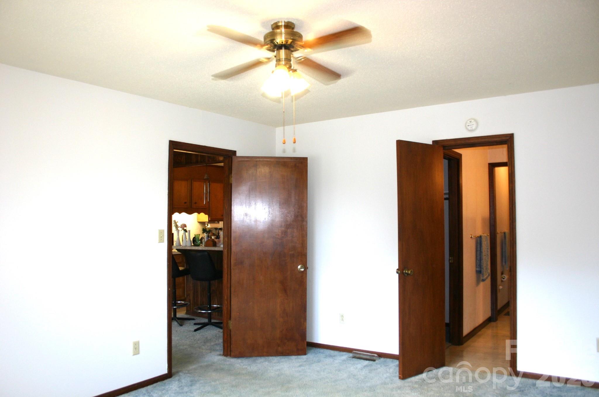 1647 Woodridge Circle — Hickory