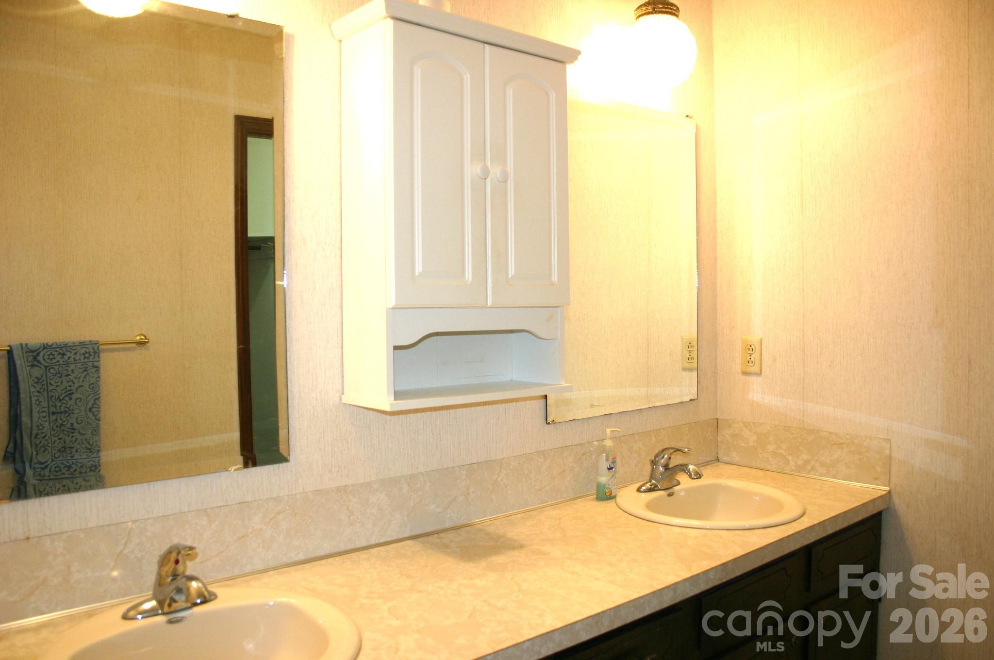 1647 Woodridge Circle — Hickory