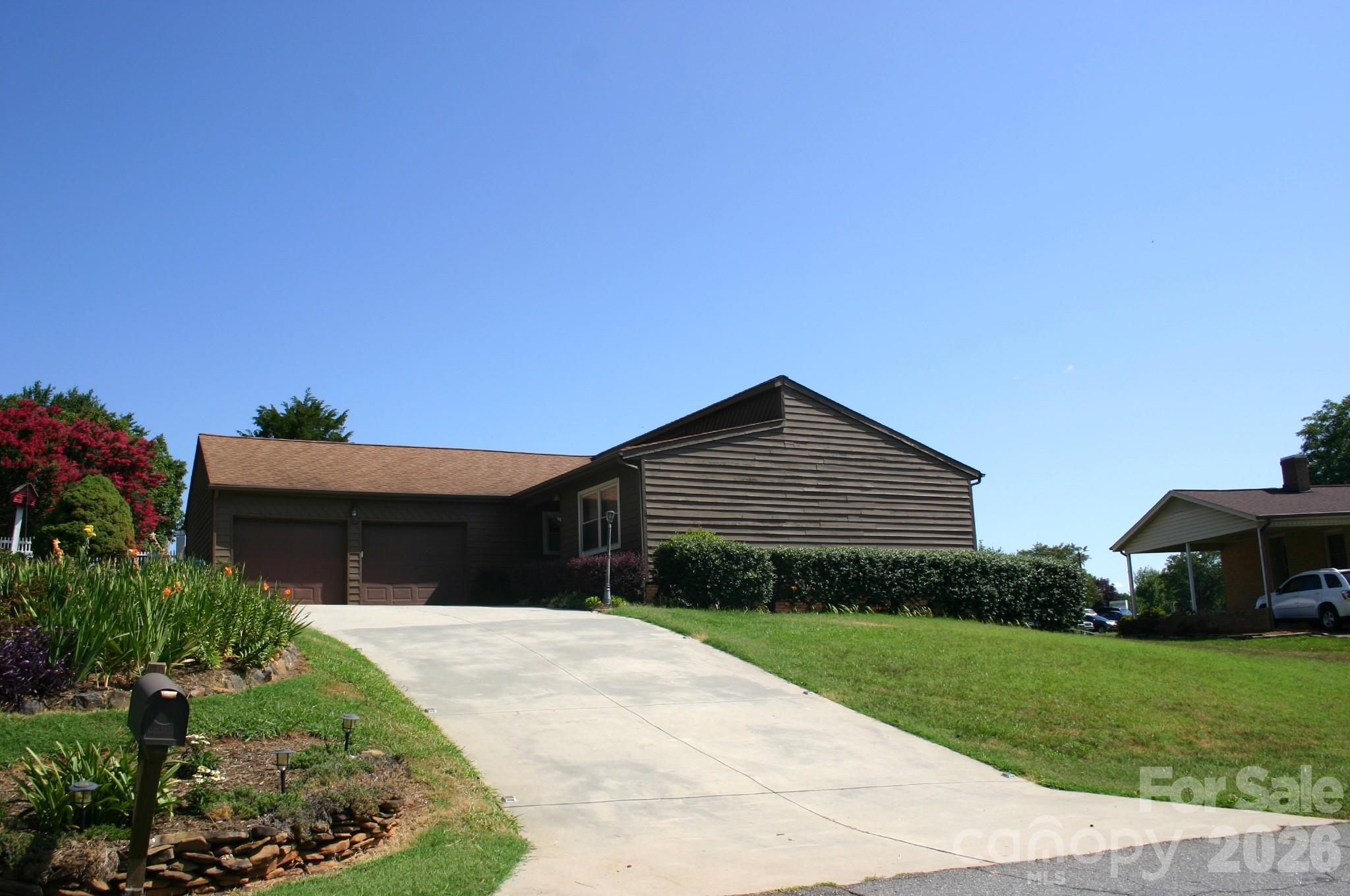 1647 Woodridge Circle — Hickory