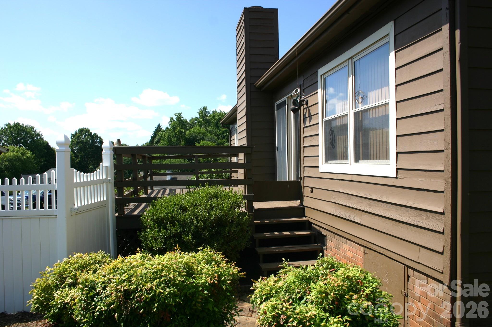 1647 Woodridge Circle — Hickory