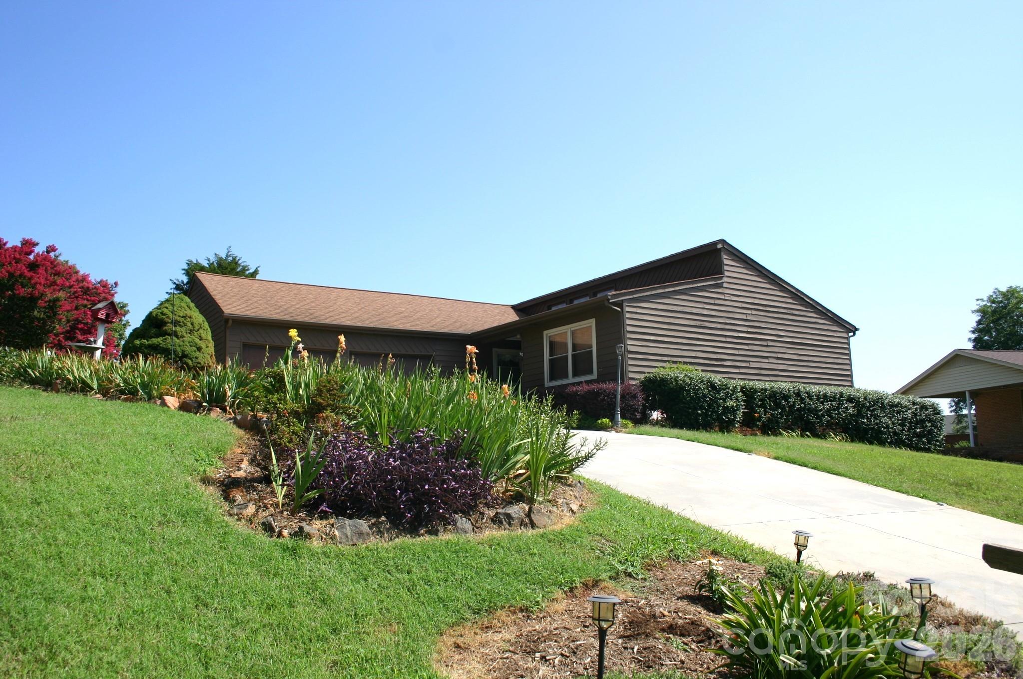 1647 Woodridge Circle — Hickory