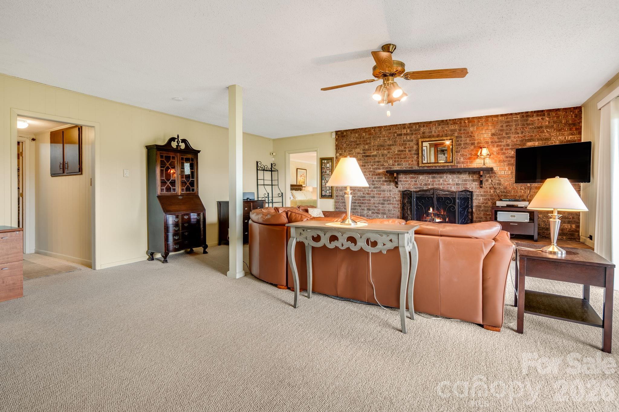 99 Oak Ridge Road — Pisgah Forest