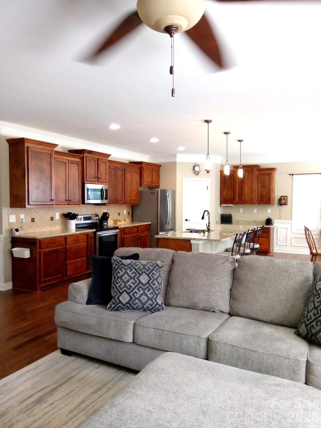 10234 Lakeshore Drive — Lancaster