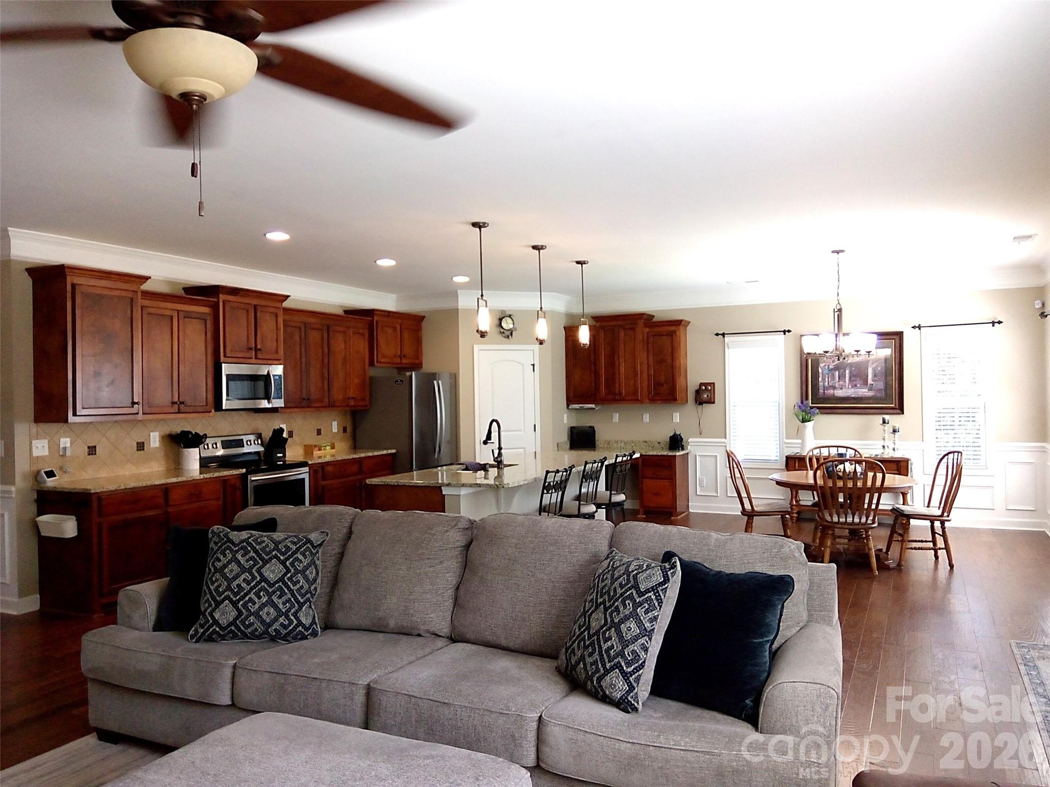 10234 Lakeshore Drive — Lancaster