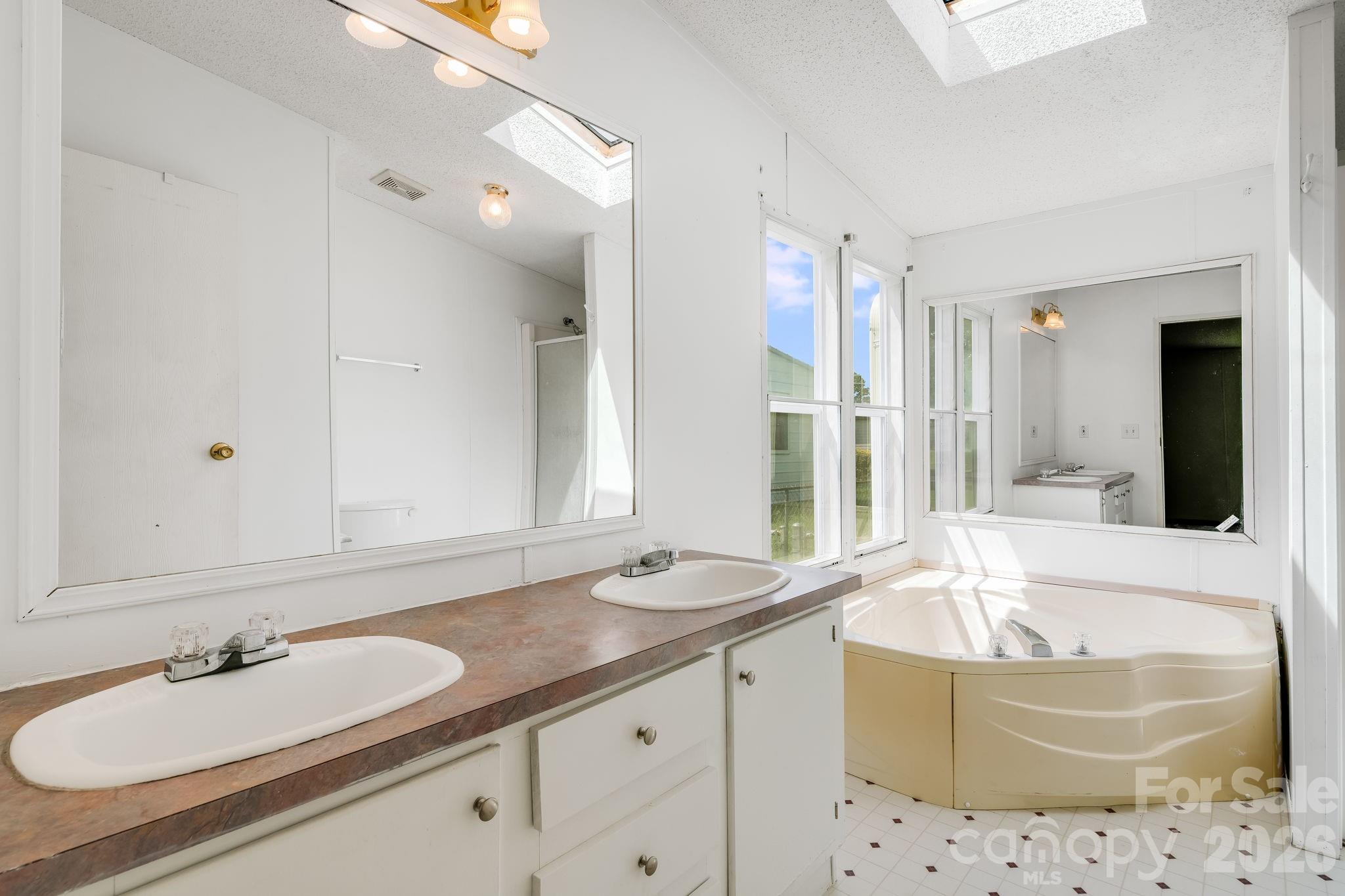 505 Crescent Way — Horse Shoe