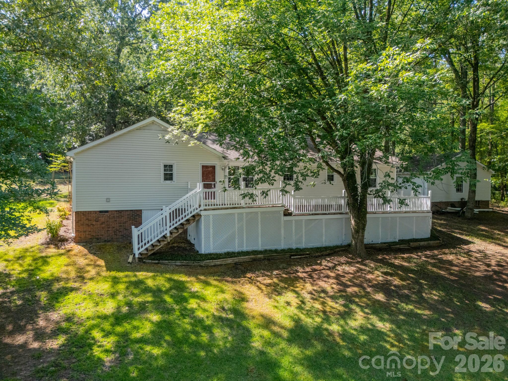 1077 E Shore Drive — Lancaster