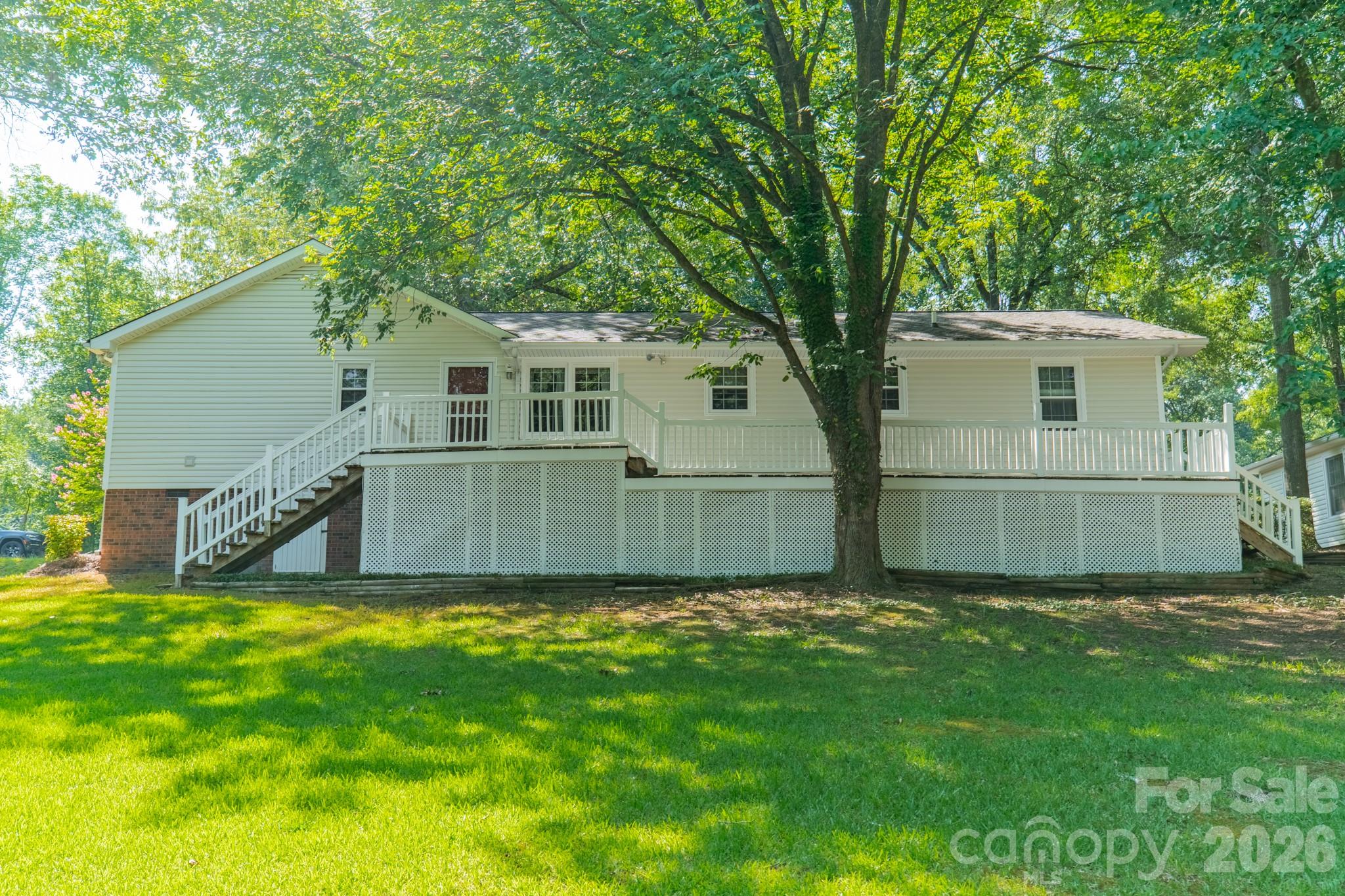 1077 E Shore Drive — Lancaster