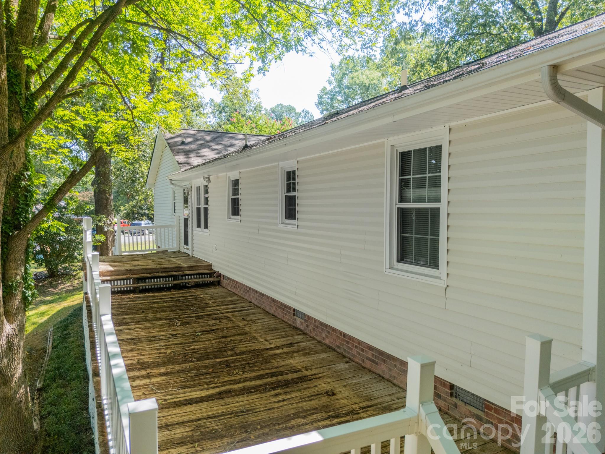 1077 E Shore Drive — Lancaster
