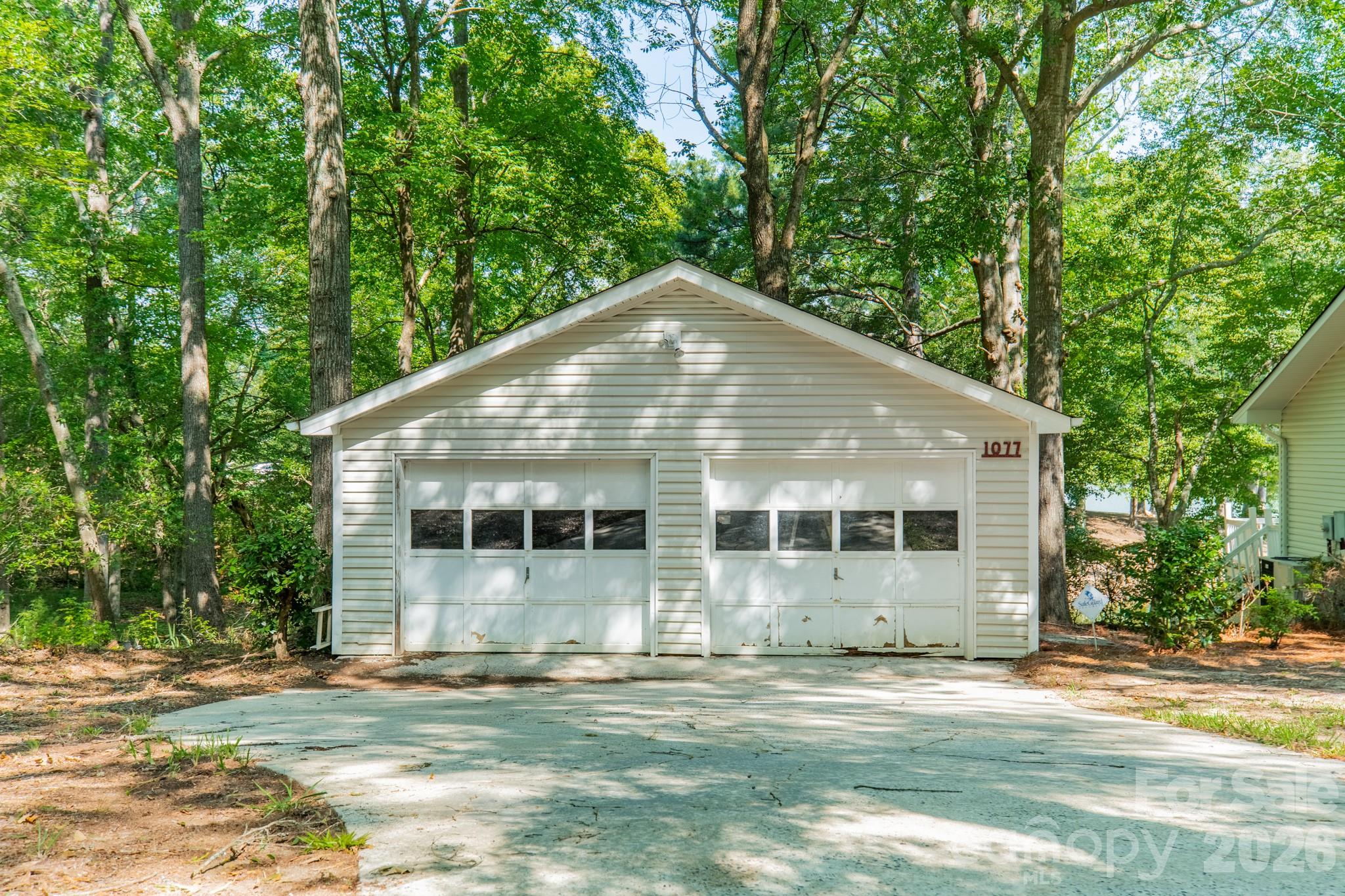 1077 E Shore Drive — Lancaster