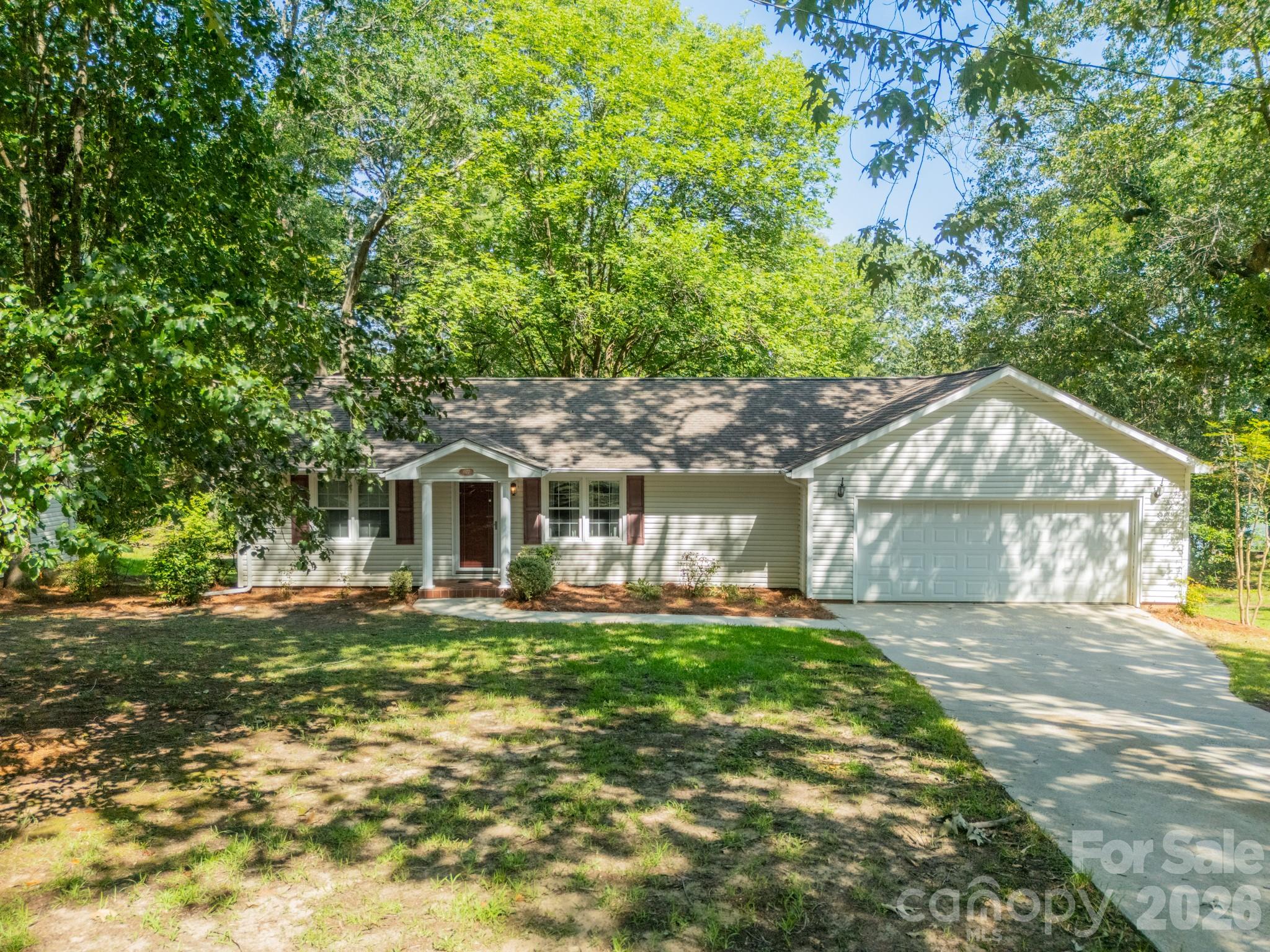1077 E Shore Drive — Lancaster