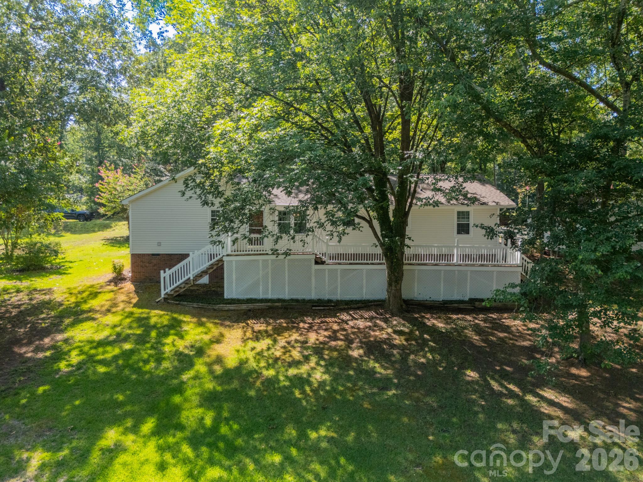 1077 E Shore Drive — Lancaster