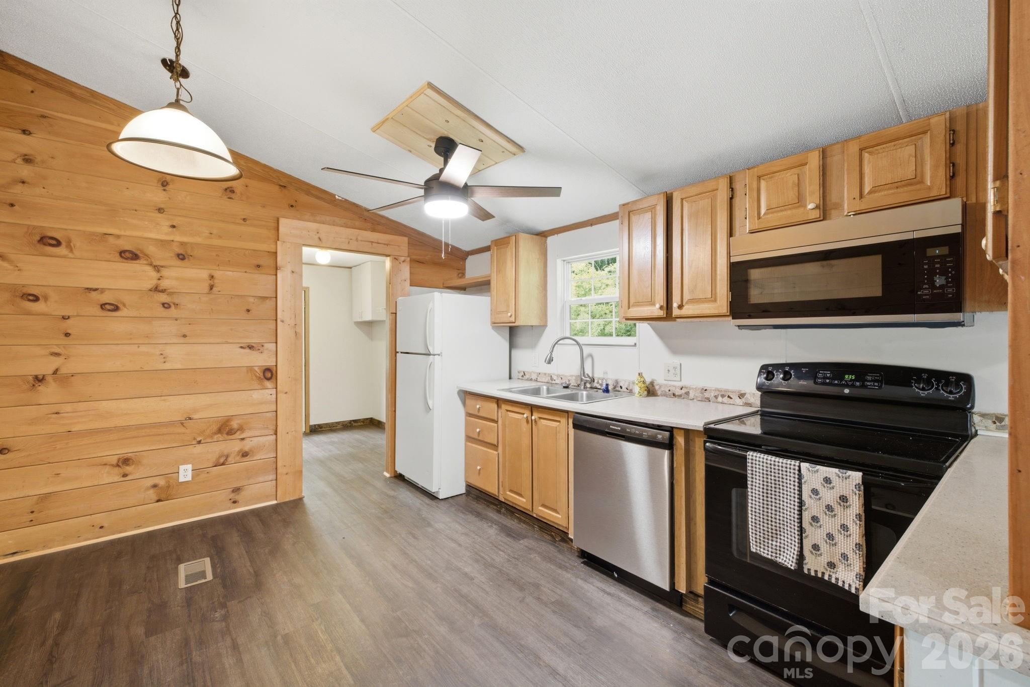 55 Twin Oaks Lane — Spruce Pine