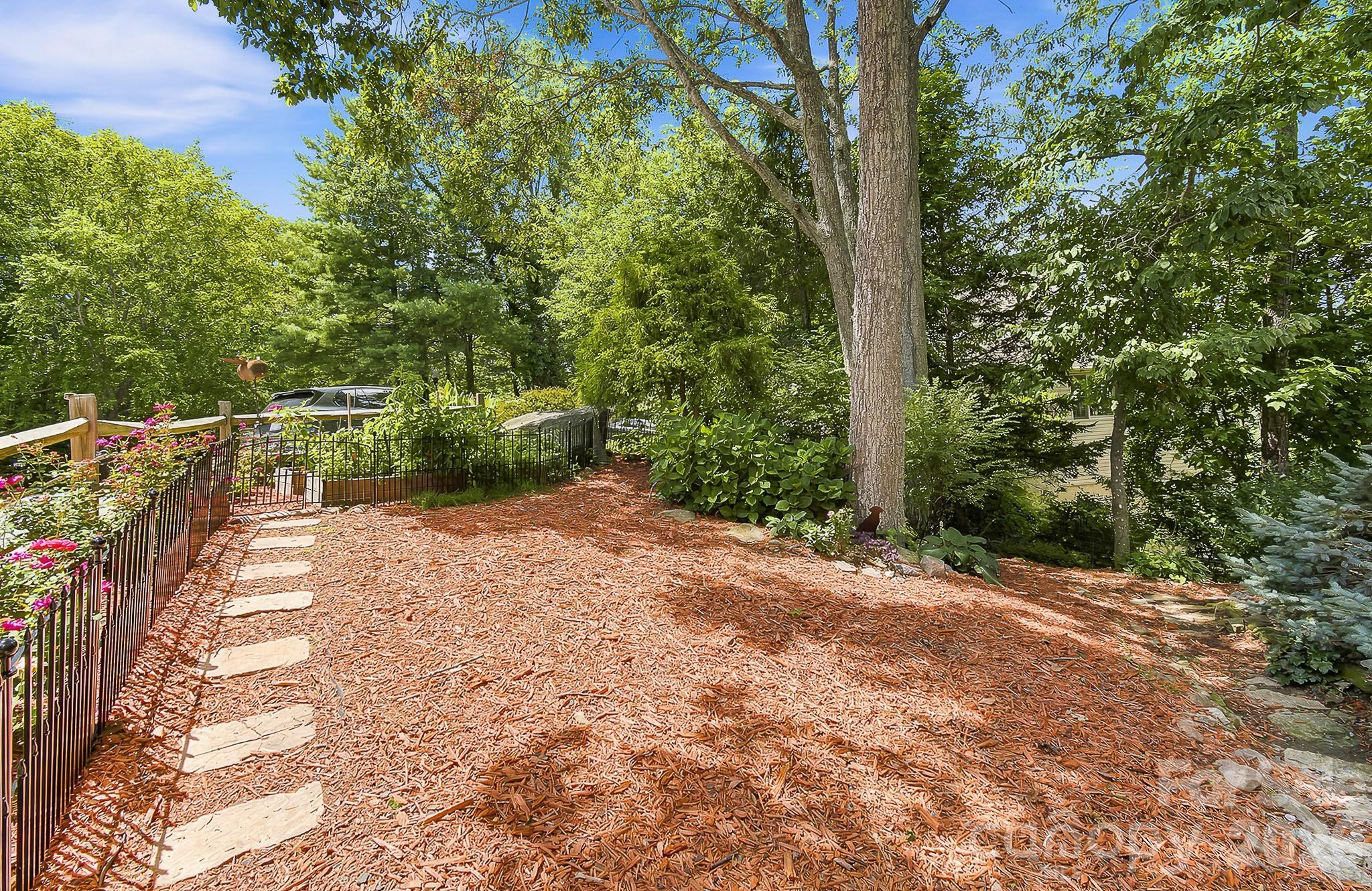 28 Secretariat Drive — Hendersonville