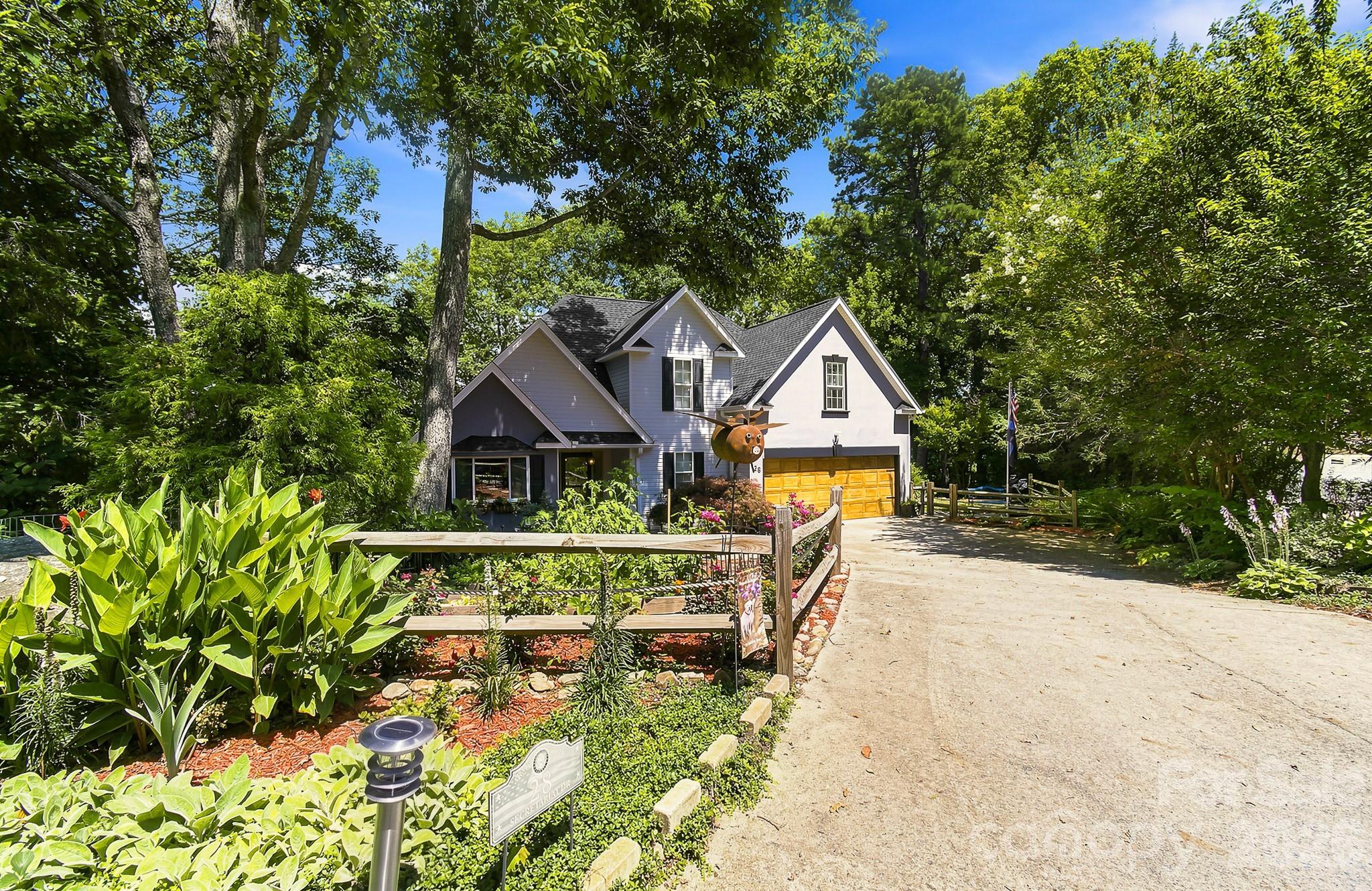 28 Secretariat Drive — Hendersonville