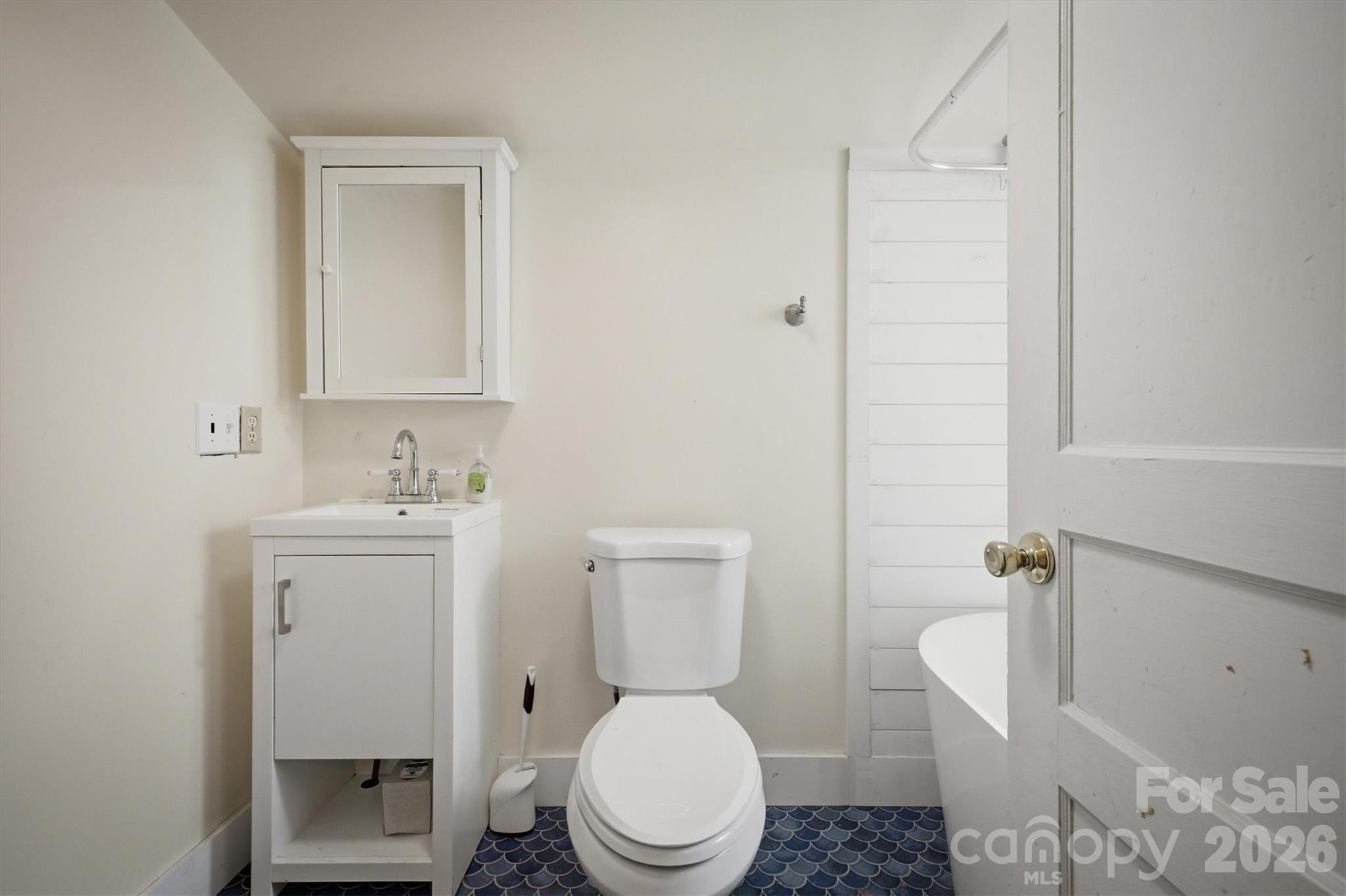302 Catawba Avenue — Hickory