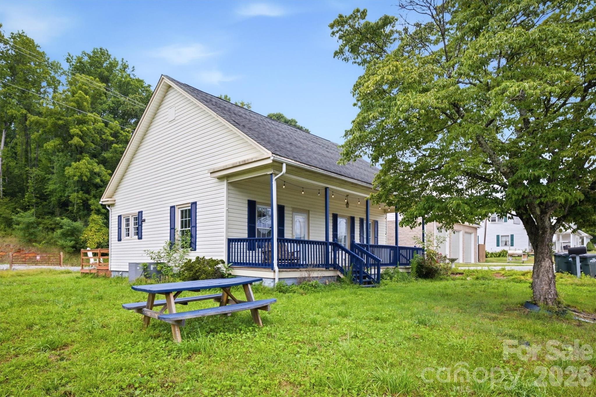 302 Catawba Avenue — Hickory