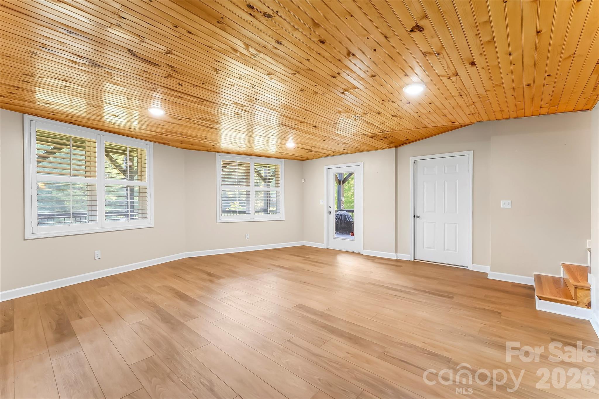 94 S Fairway Drive — Nebo