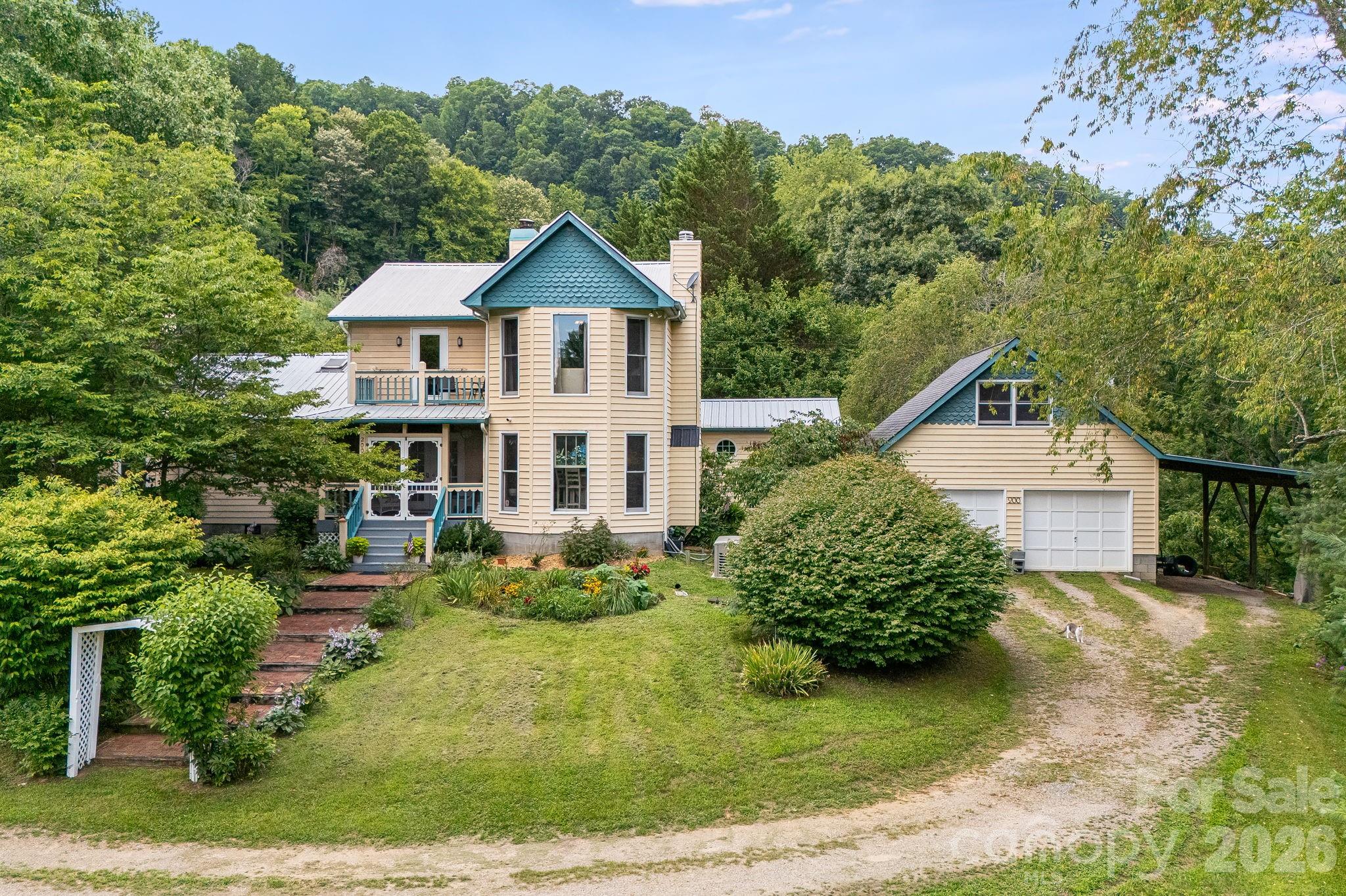 200 Black Hawk Trail — Waynesville