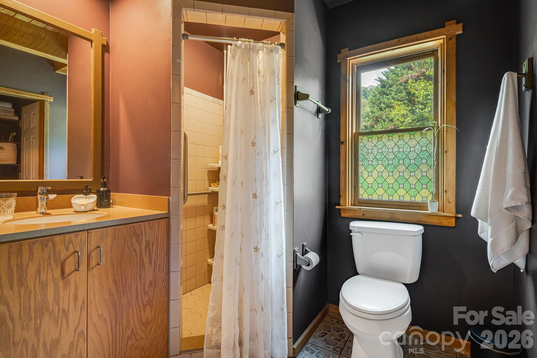 200 Black Hawk Trail — Waynesville