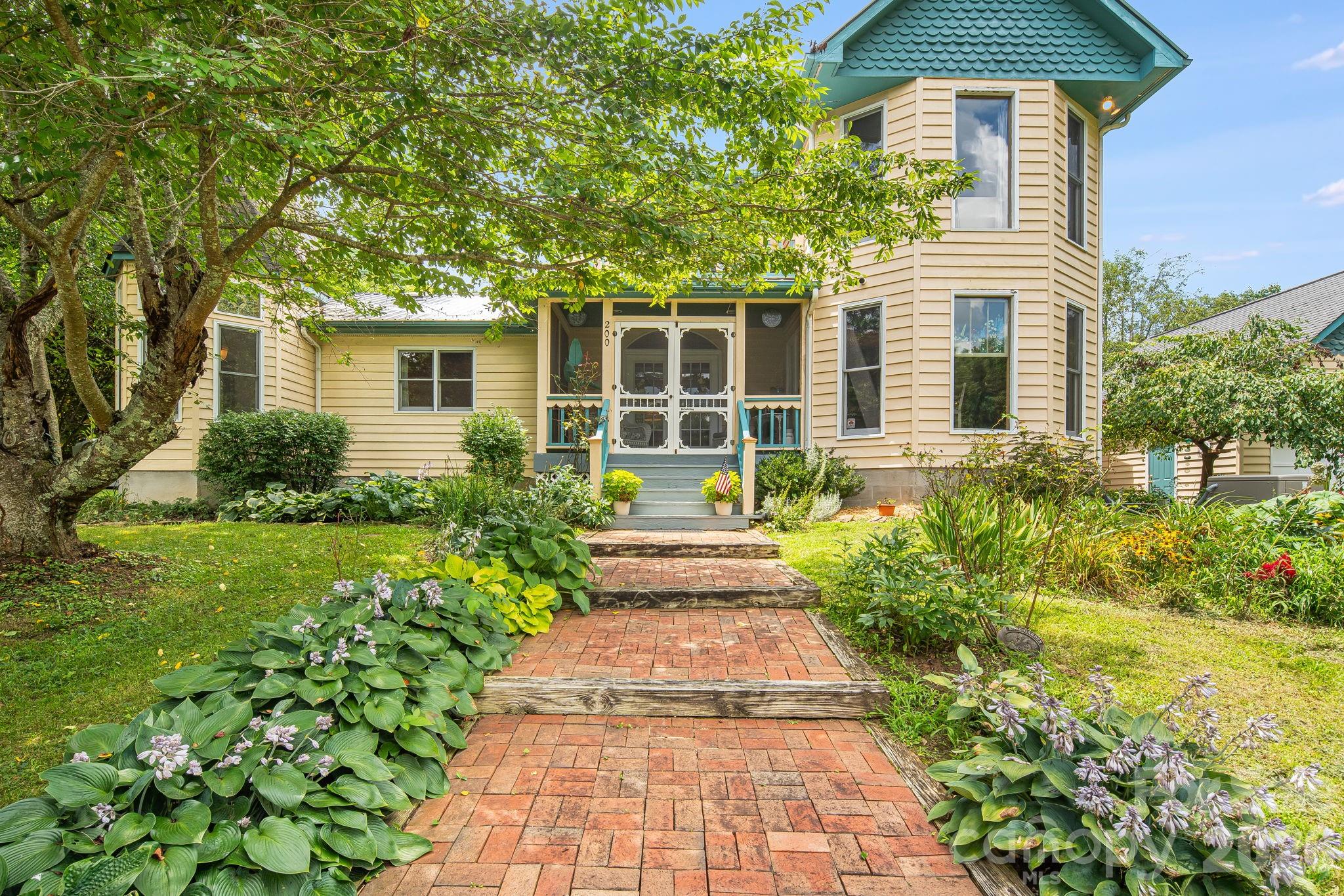 200 Black Hawk Trail — Waynesville