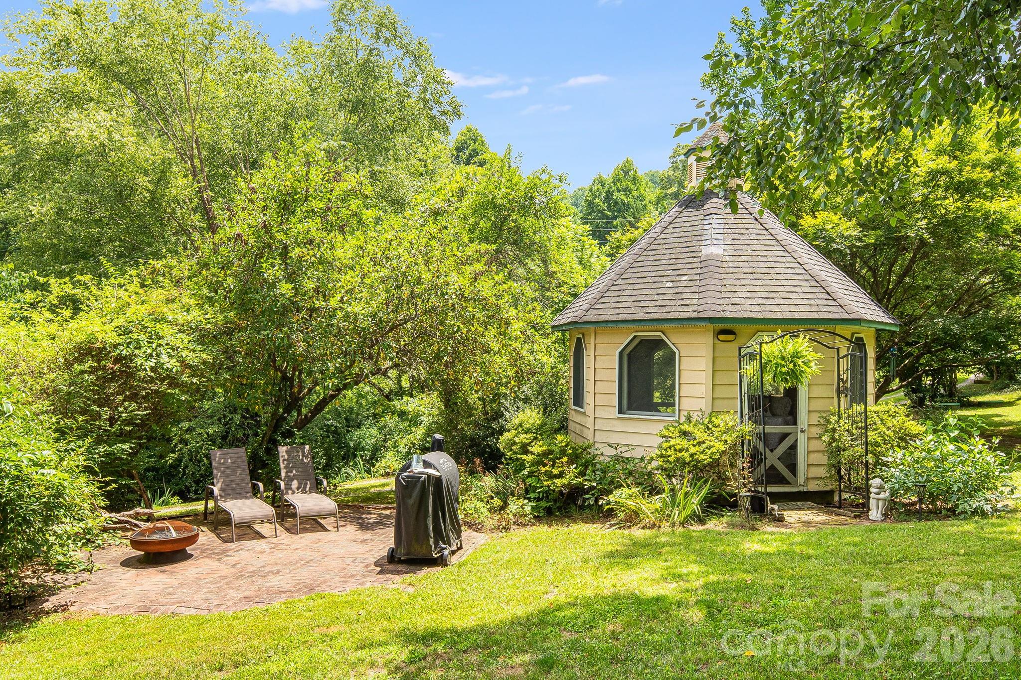 200 Black Hawk Trail — Waynesville