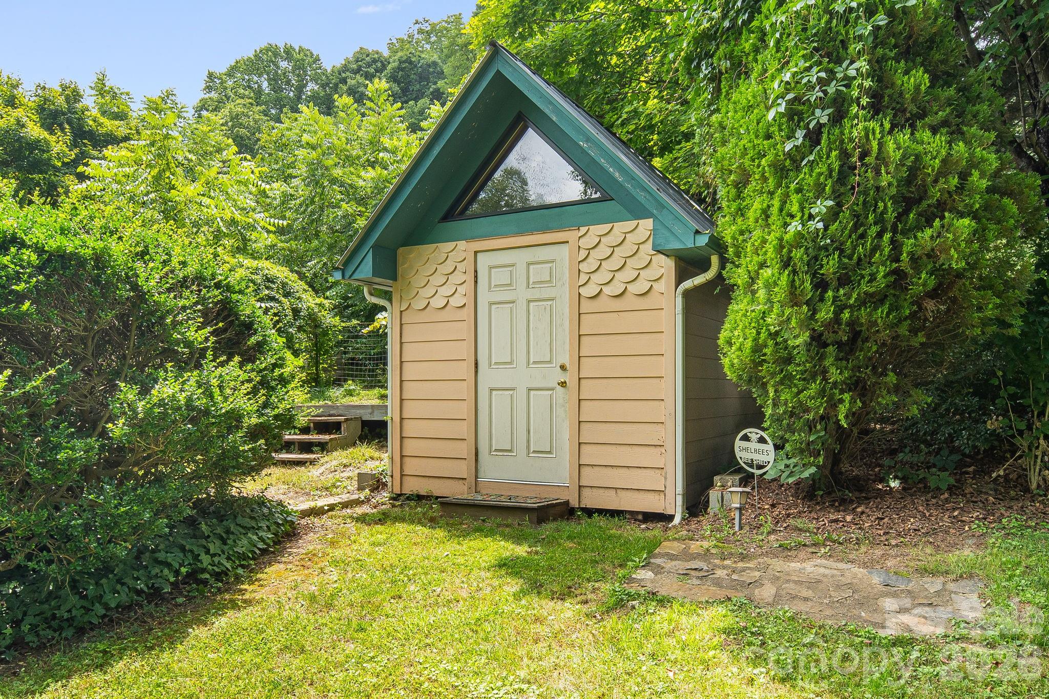 200 Black Hawk Trail — Waynesville