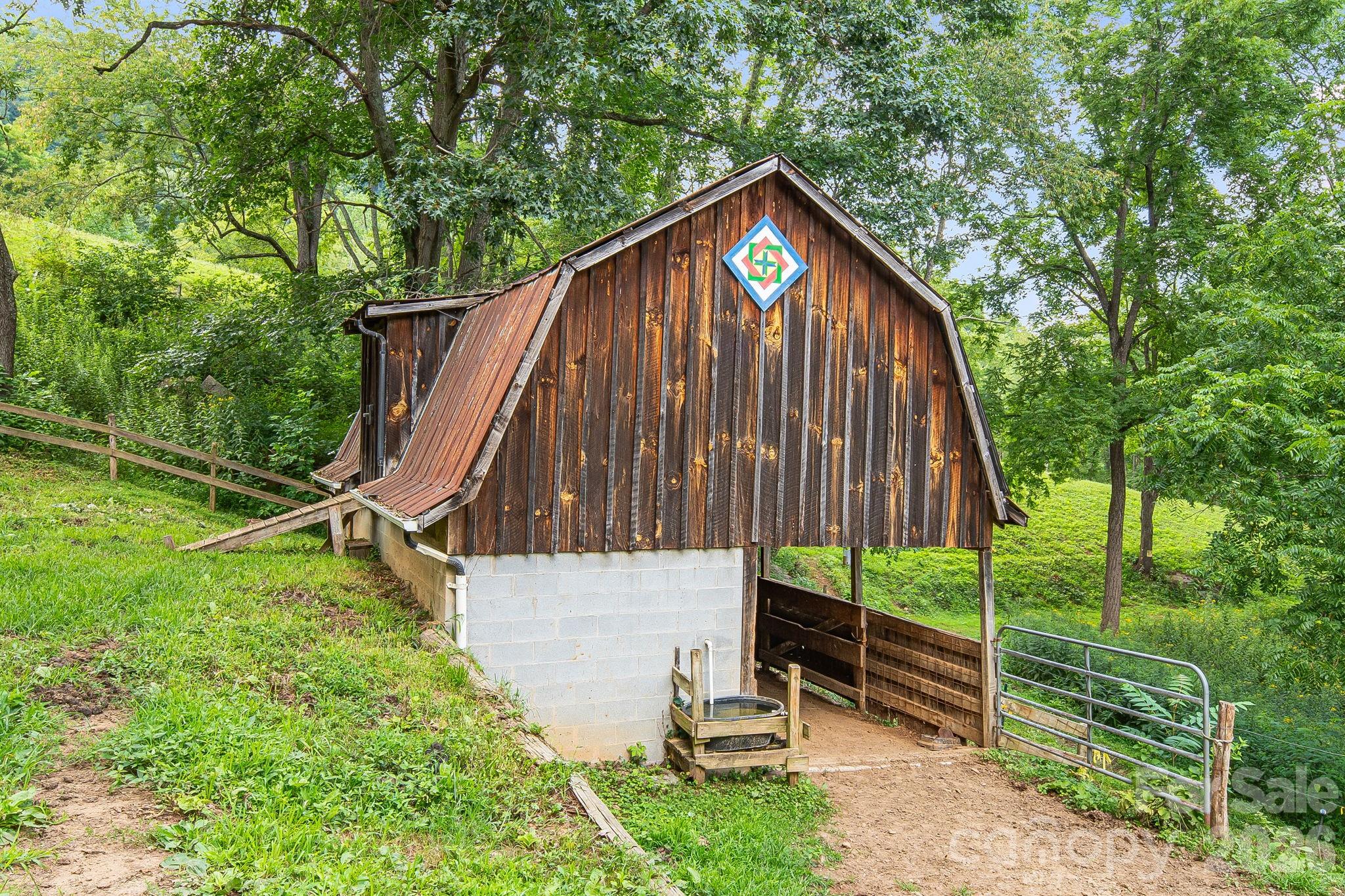 200 Black Hawk Trail — Waynesville