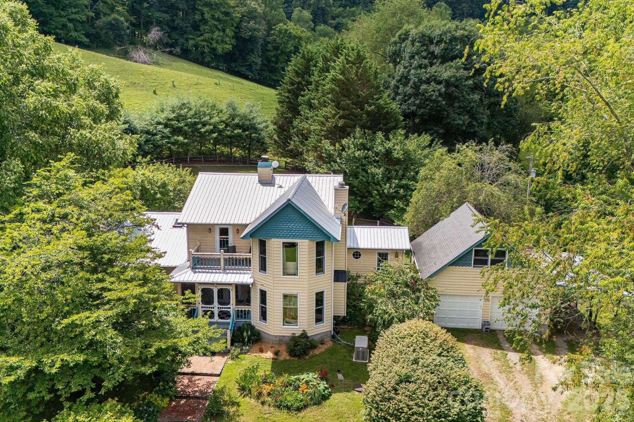 200 Black Hawk Trail — Waynesville