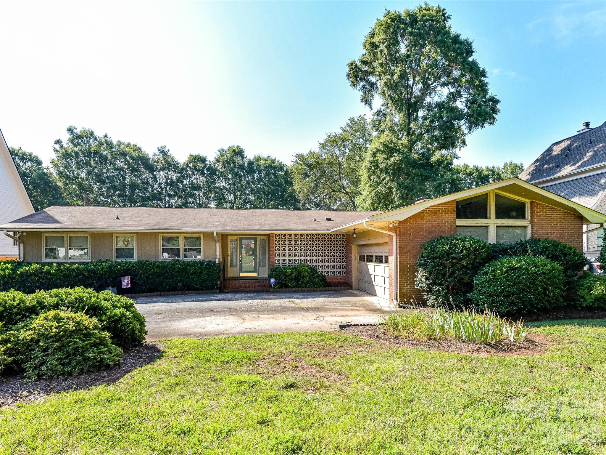 911 Lansdowne Road — Charlotte