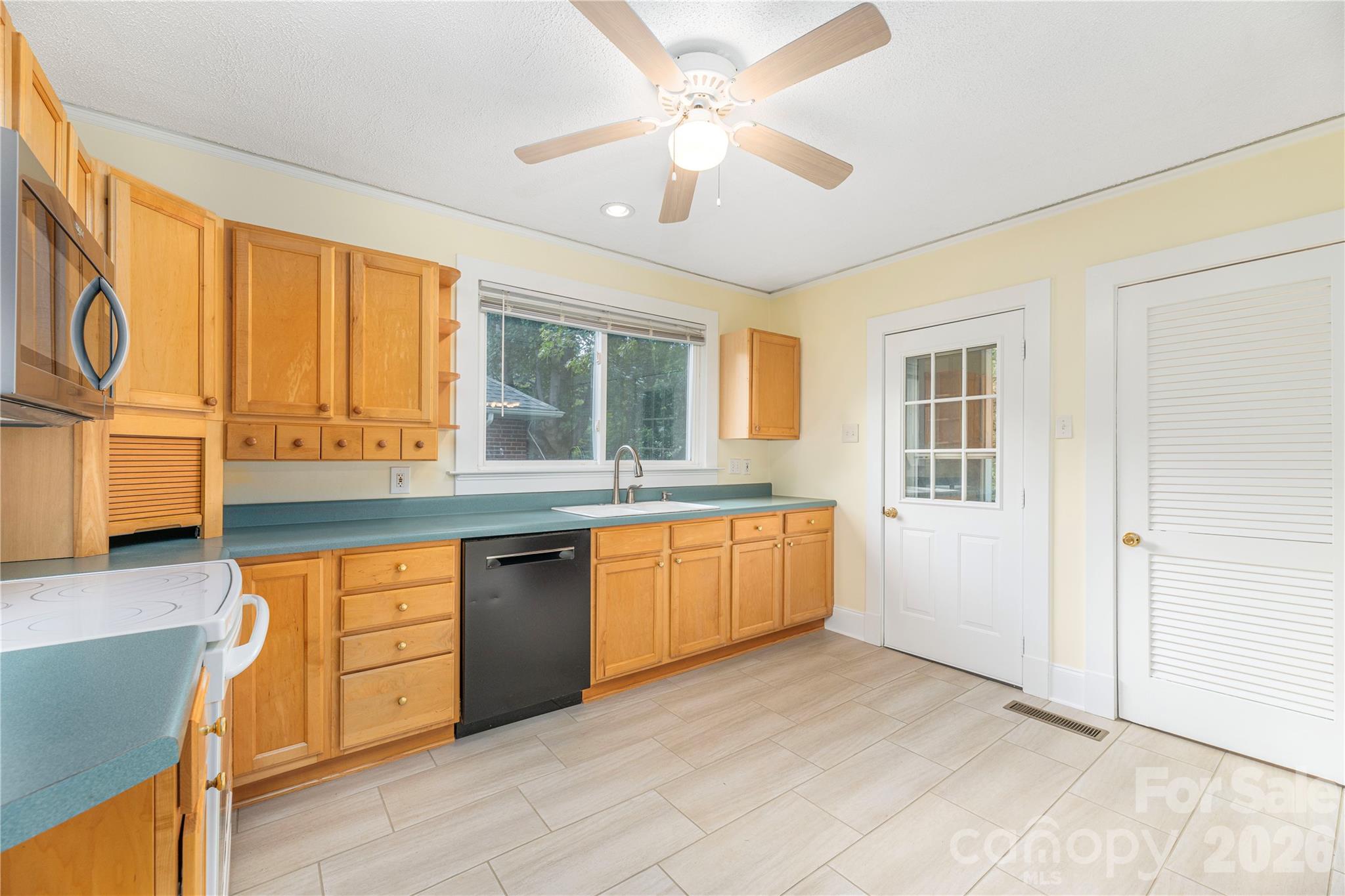 3 Enka Oak Street — Candler