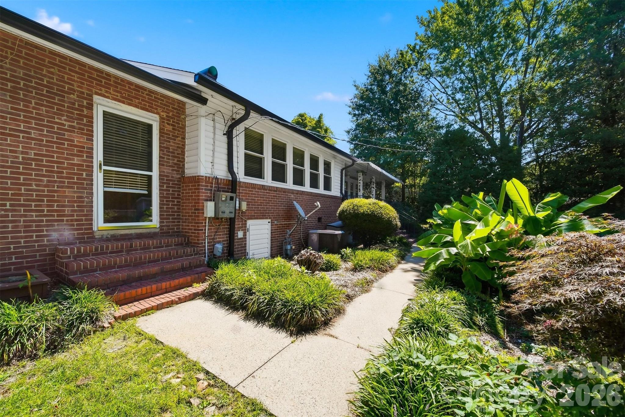 321 16th Avenue NW — Hickory