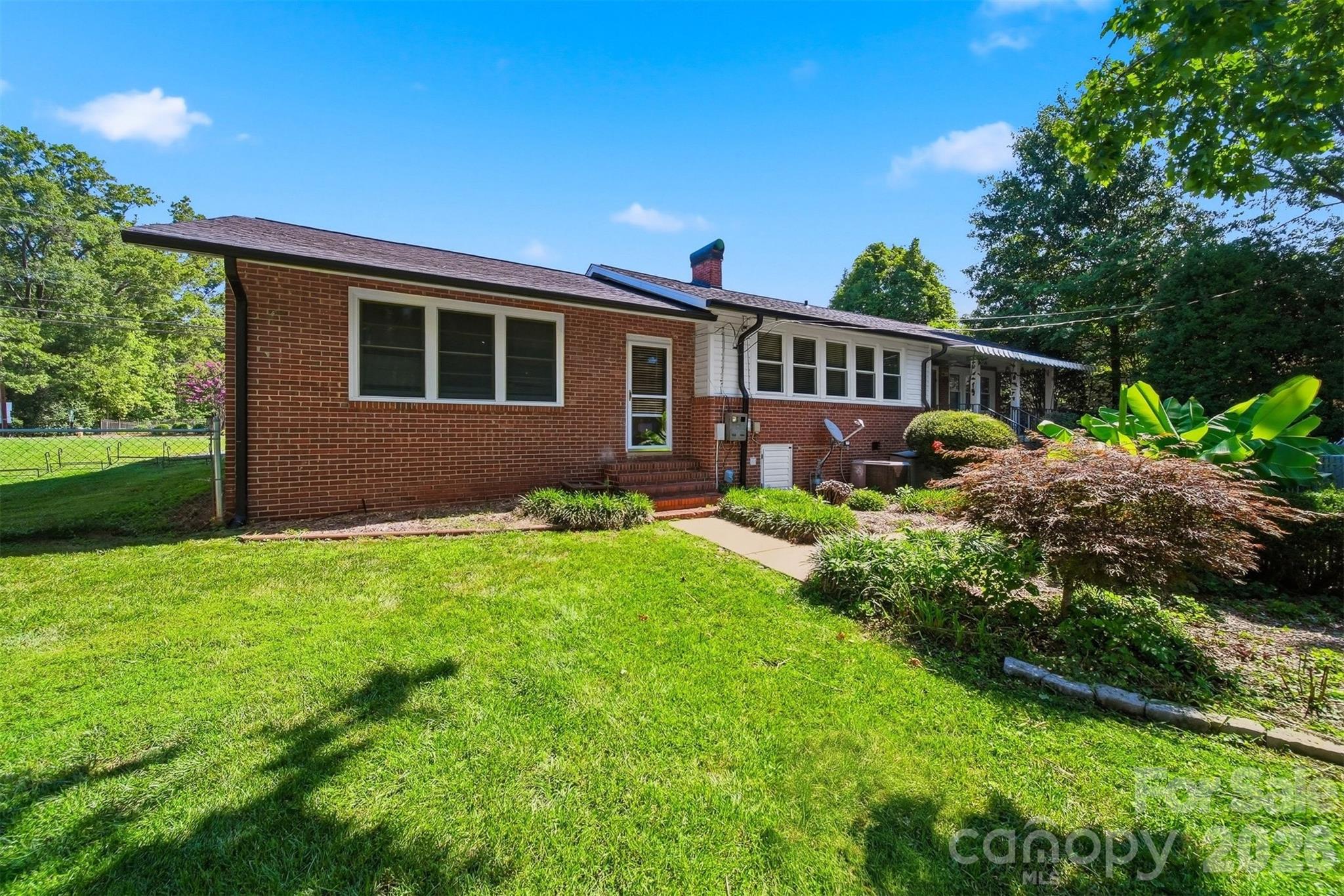 321 16th Avenue NW — Hickory
