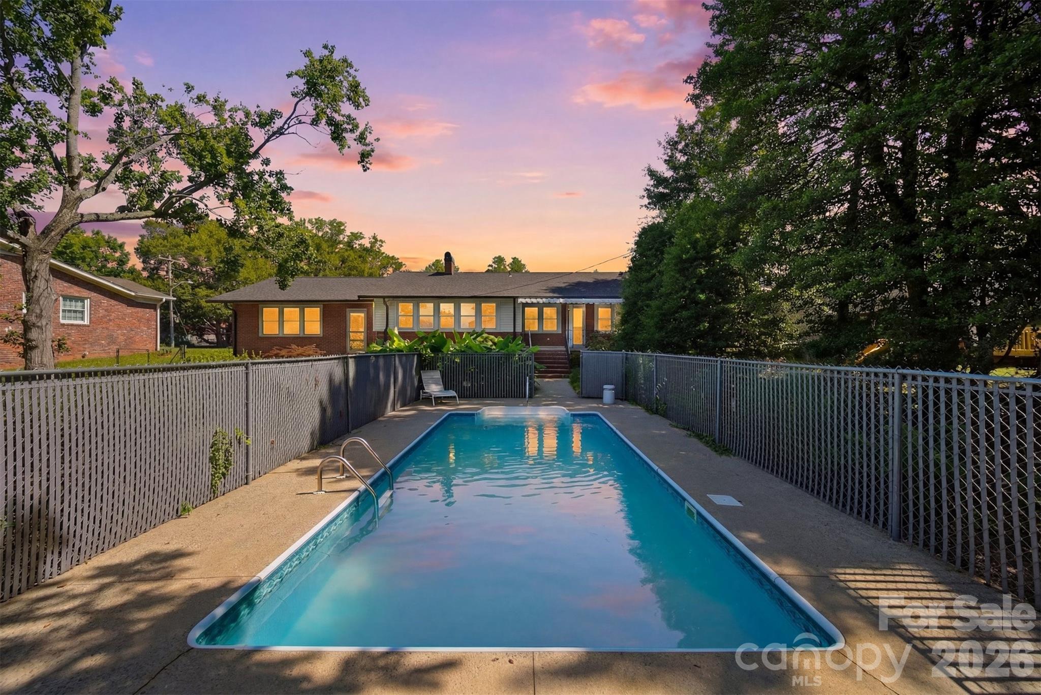 321 16th Avenue NW — Hickory