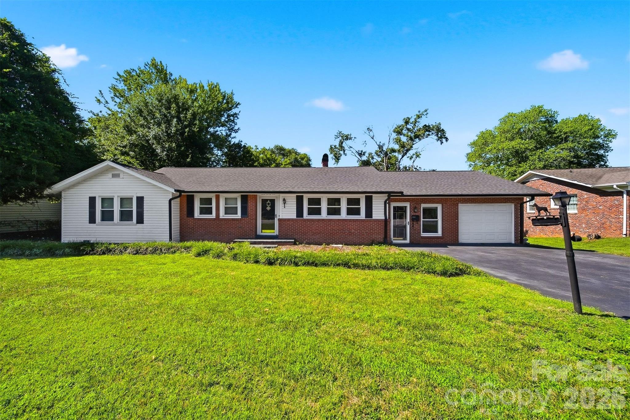 321 16th Avenue NW — Hickory