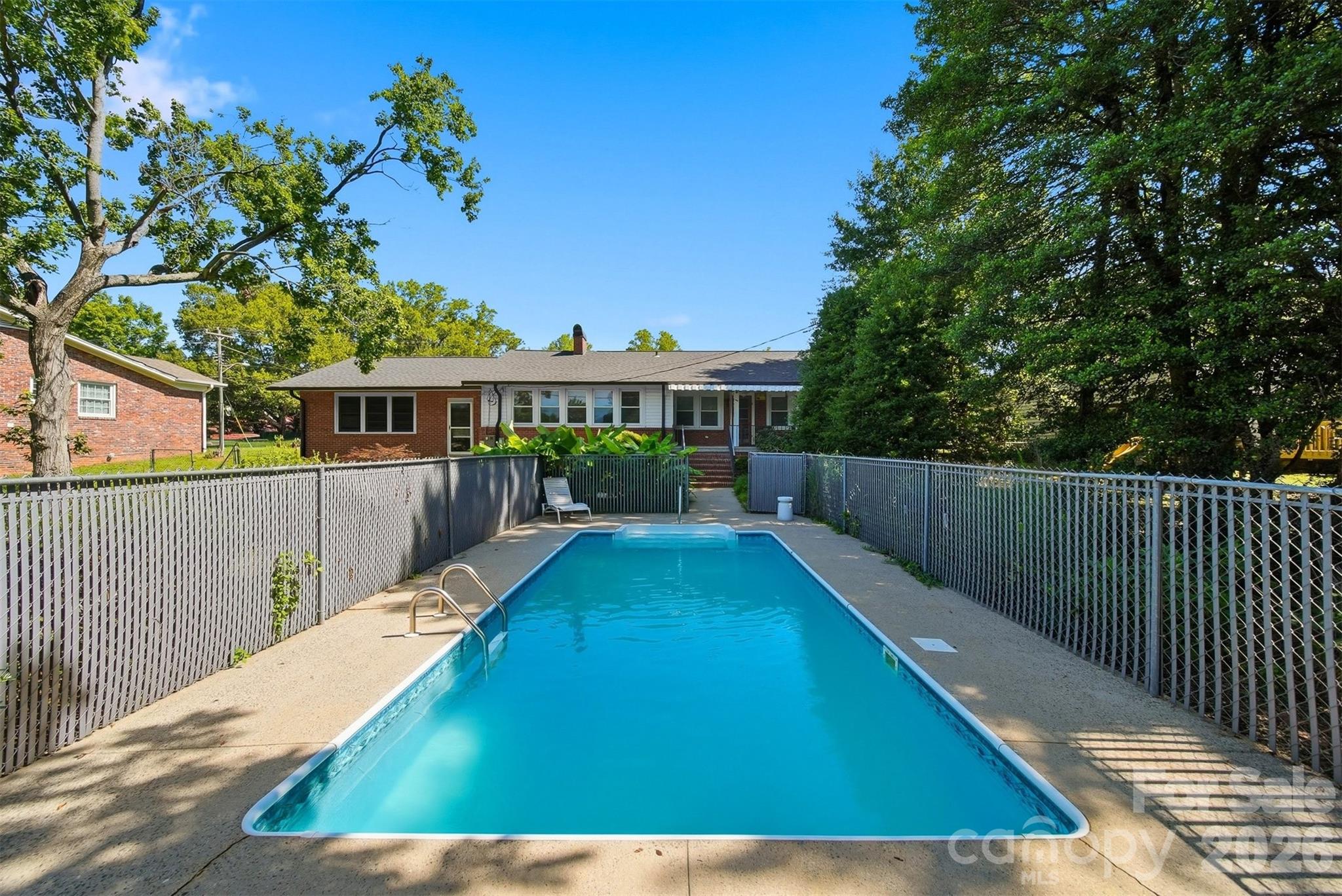 321 16th Avenue NW — Hickory