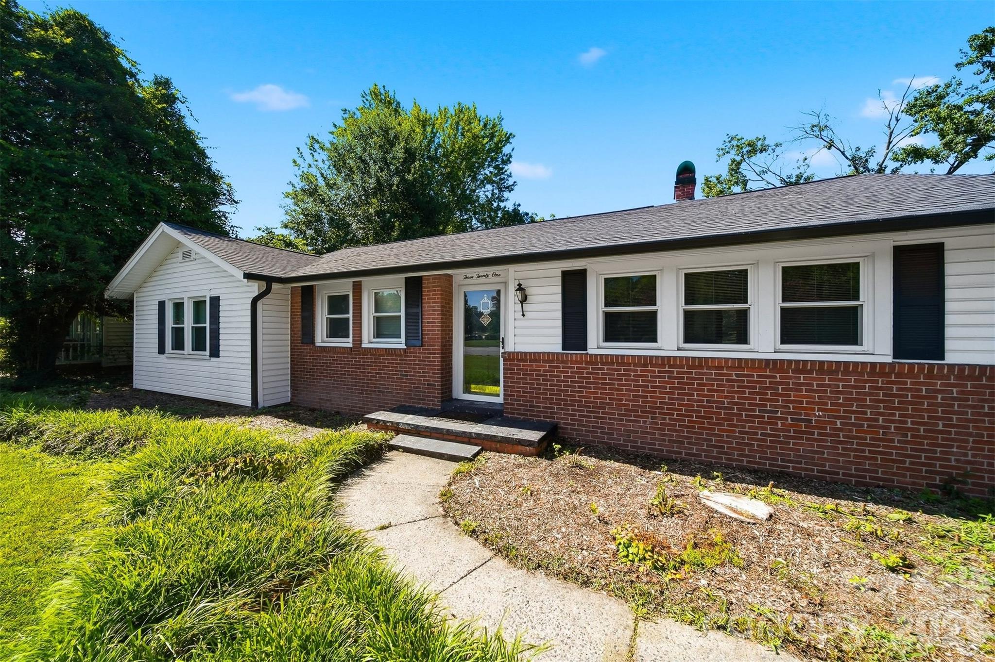 321 16th Avenue NW — Hickory
