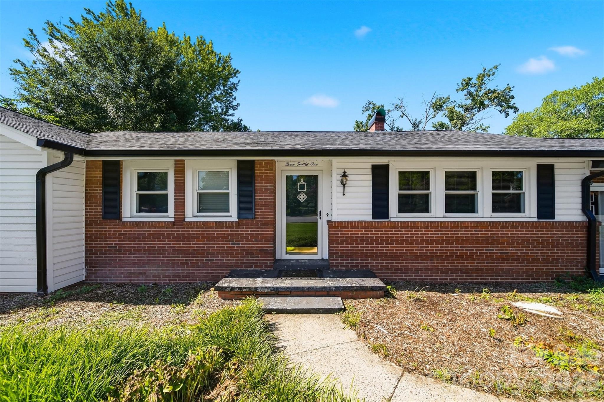 321 16th Avenue NW — Hickory