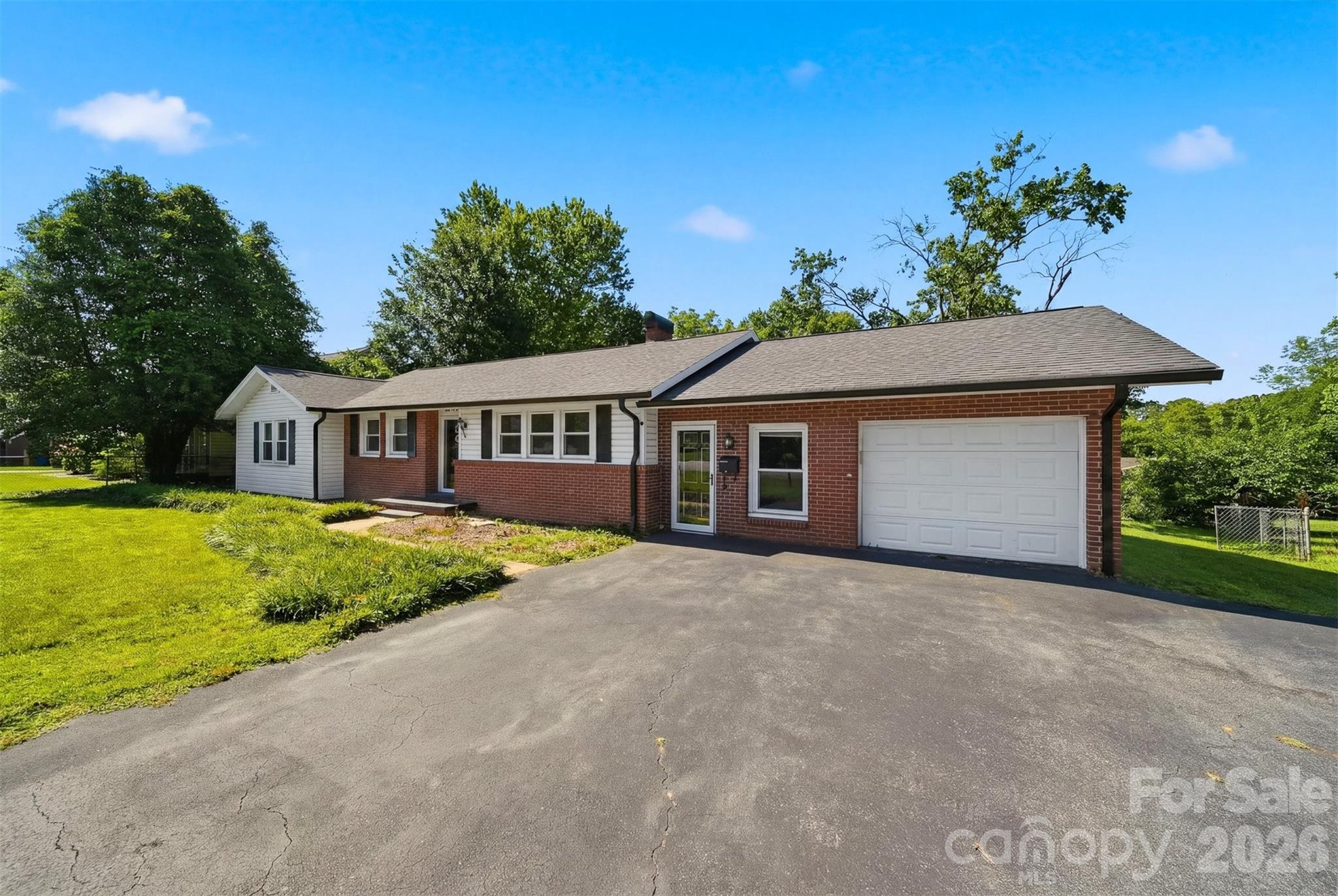 321 16th Avenue NW — Hickory